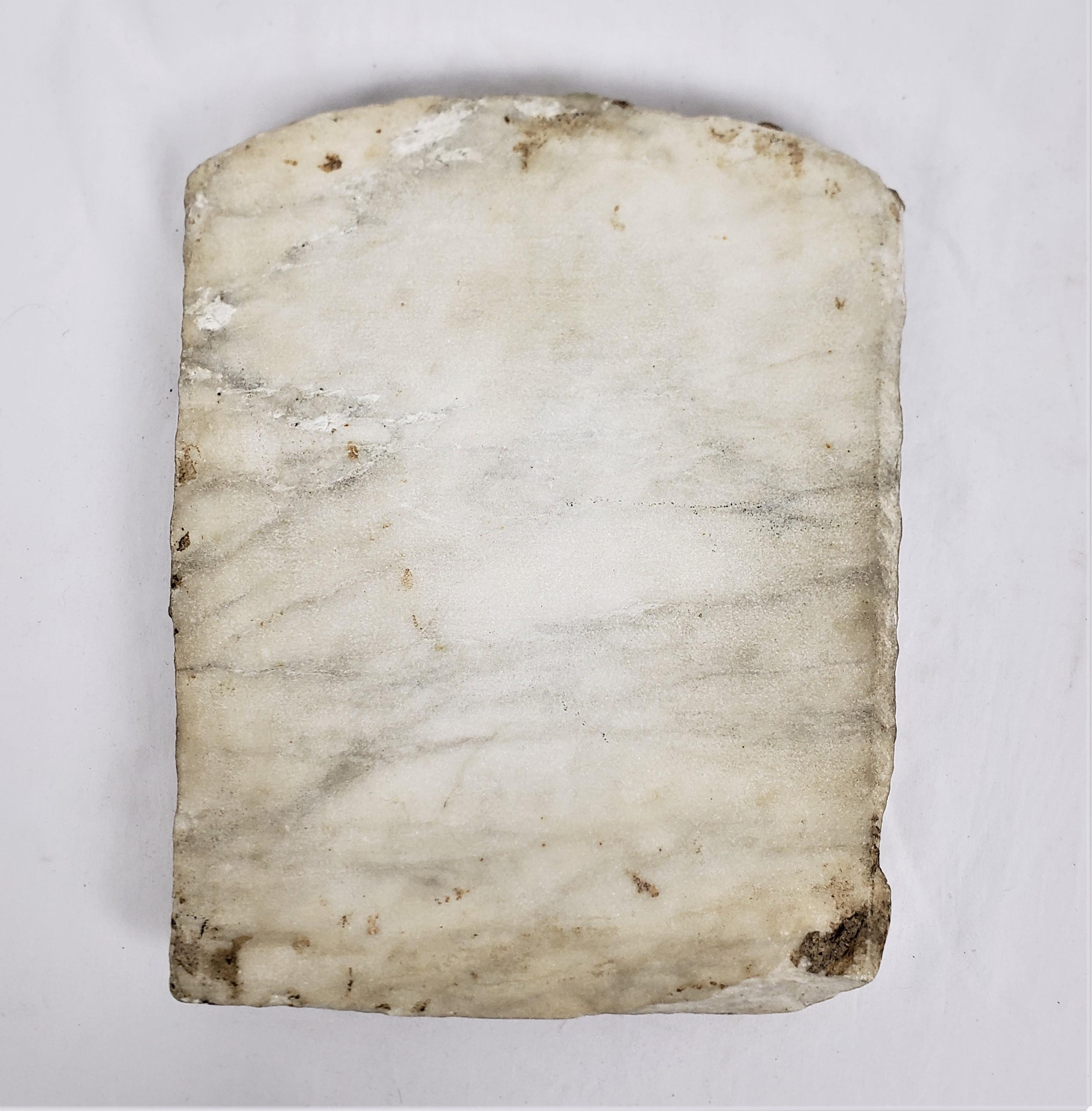 Marbre de Carrare Fragment de marbre Carrera ancien sculpté à la main et récupéré représentant Jean d'Arc