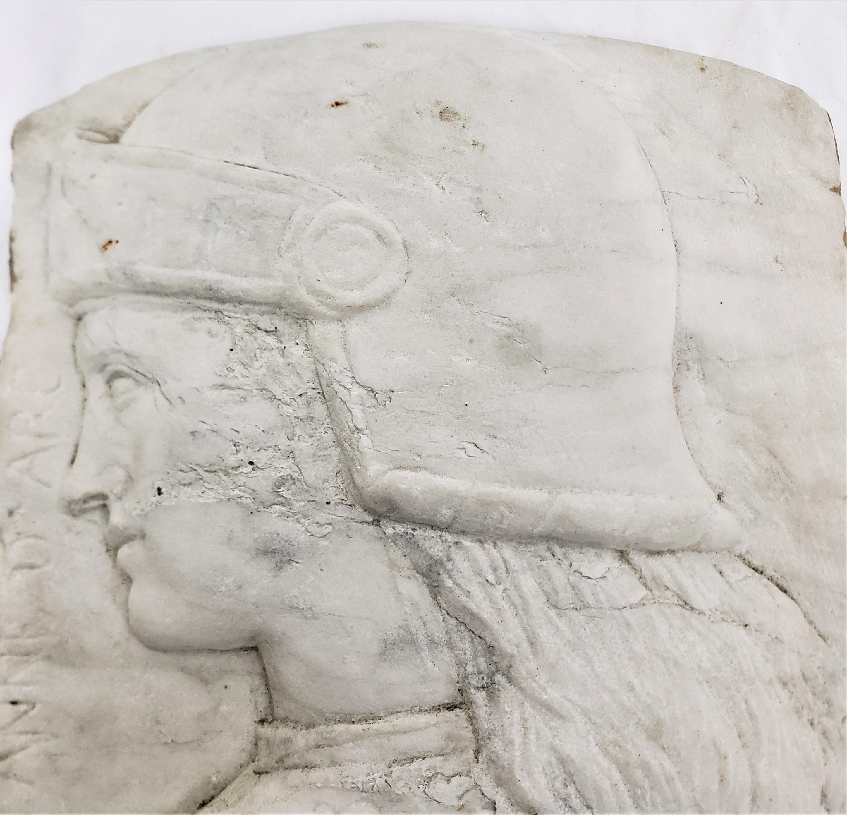 Fragment de marbre Carrera ancien sculpté à la main et récupéré représentant Jean d'Arc 1