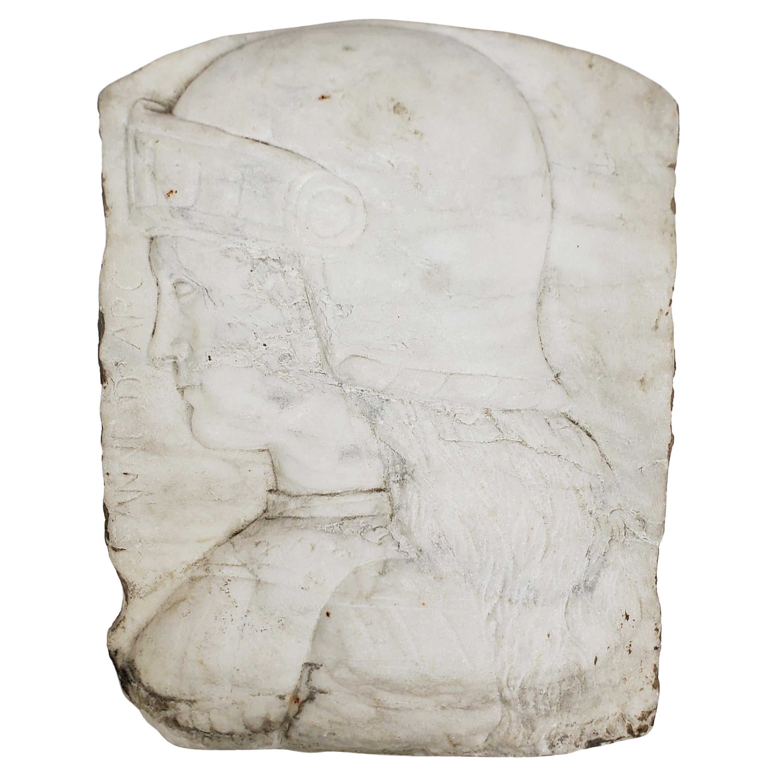 Fragment de marbre Carrera ancien sculpté à la main et récupéré représentant Jean d'Arc