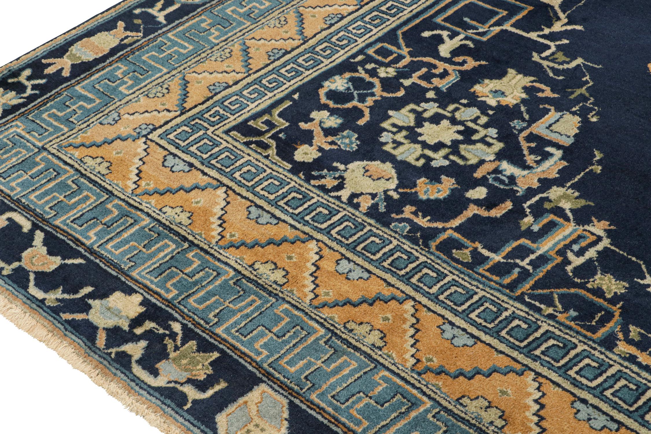 Noué à la main Tapis Art Déco Samarkand ancien en bleu marine avec médaillons par Rug & Kilim en vente