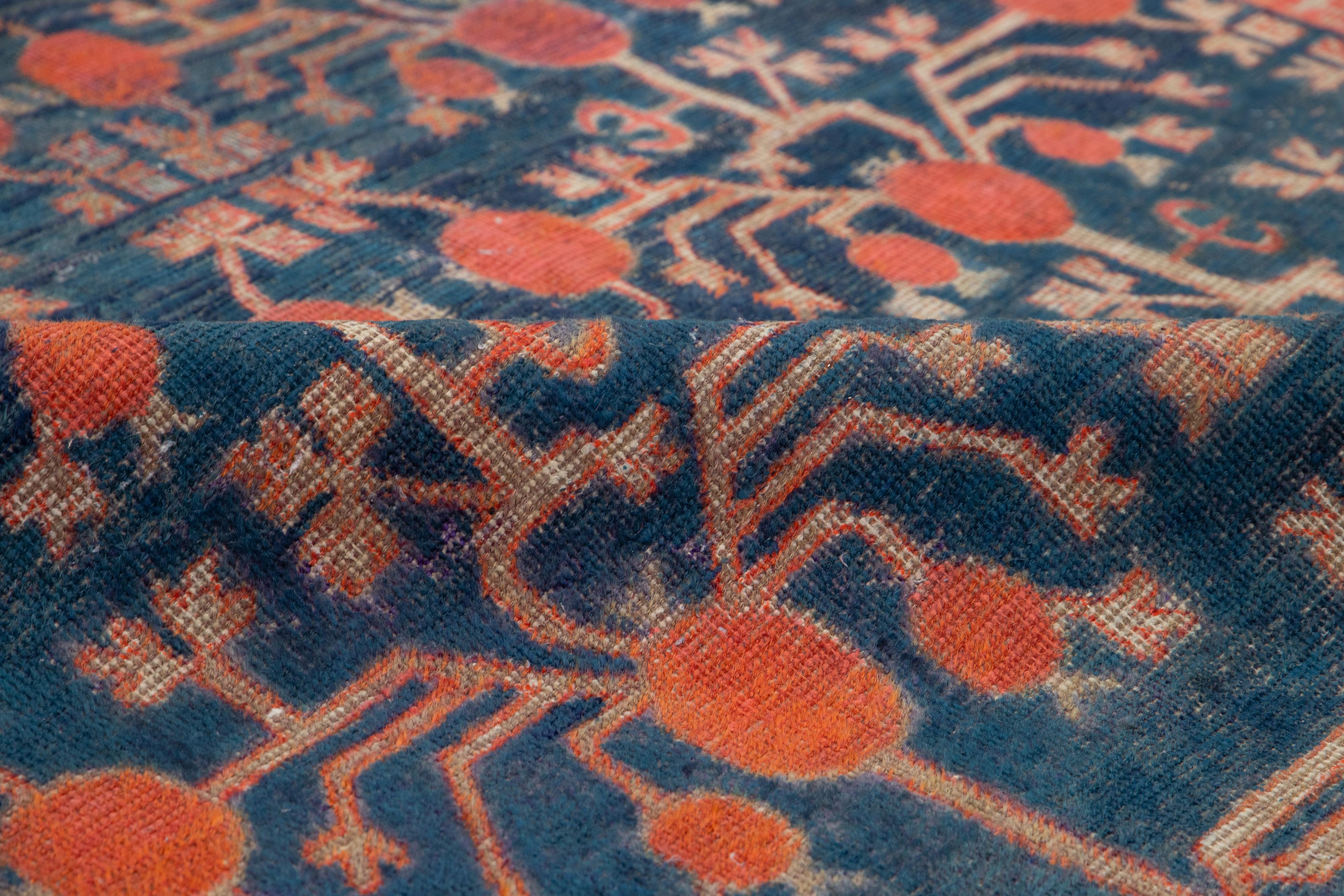 Tapis Samarkand fait à la main en bleu avec motif sur toute sa surface en vente 2