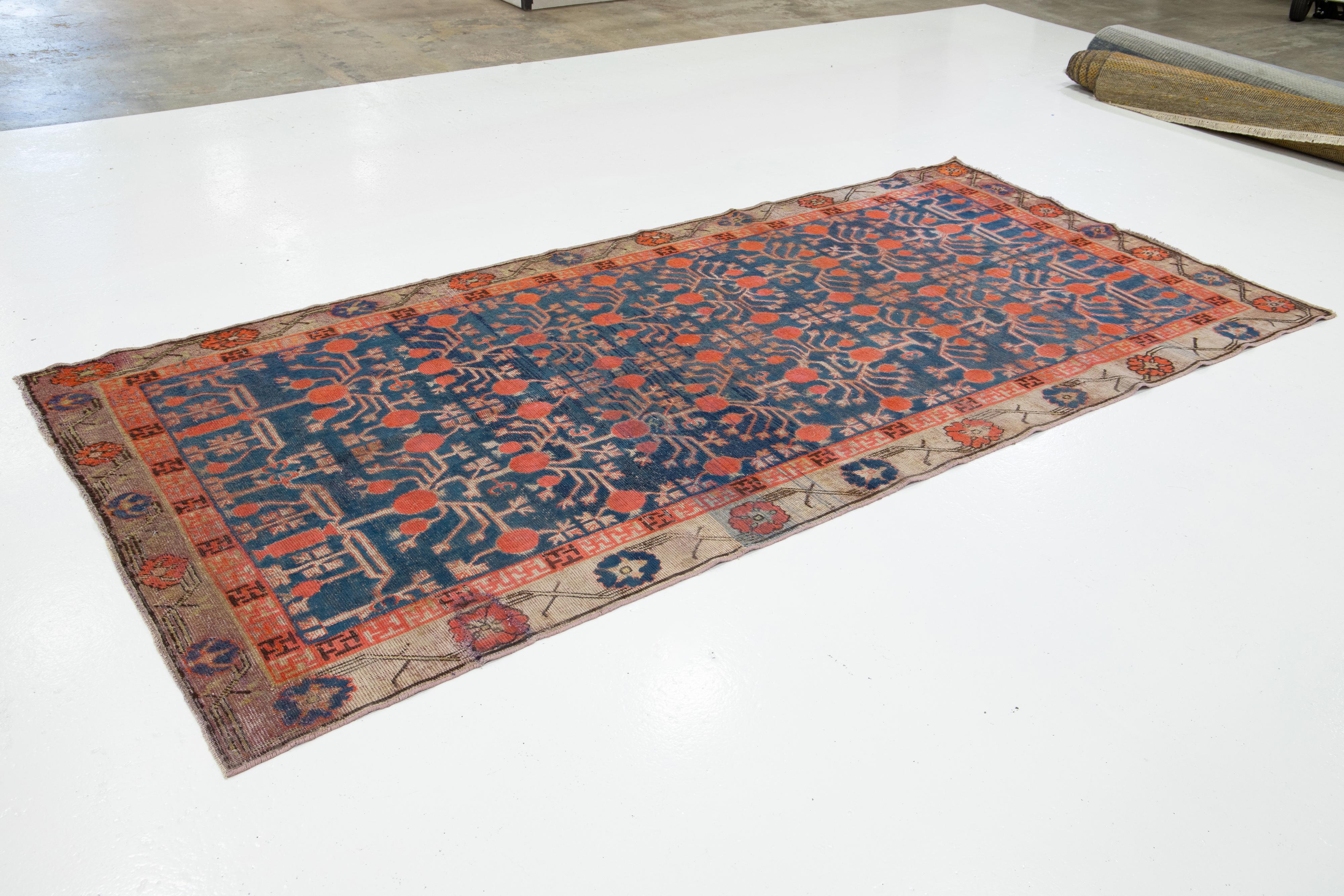 Khotan Tapis Samarkand fait à la main en bleu avec motif sur toute sa surface en vente