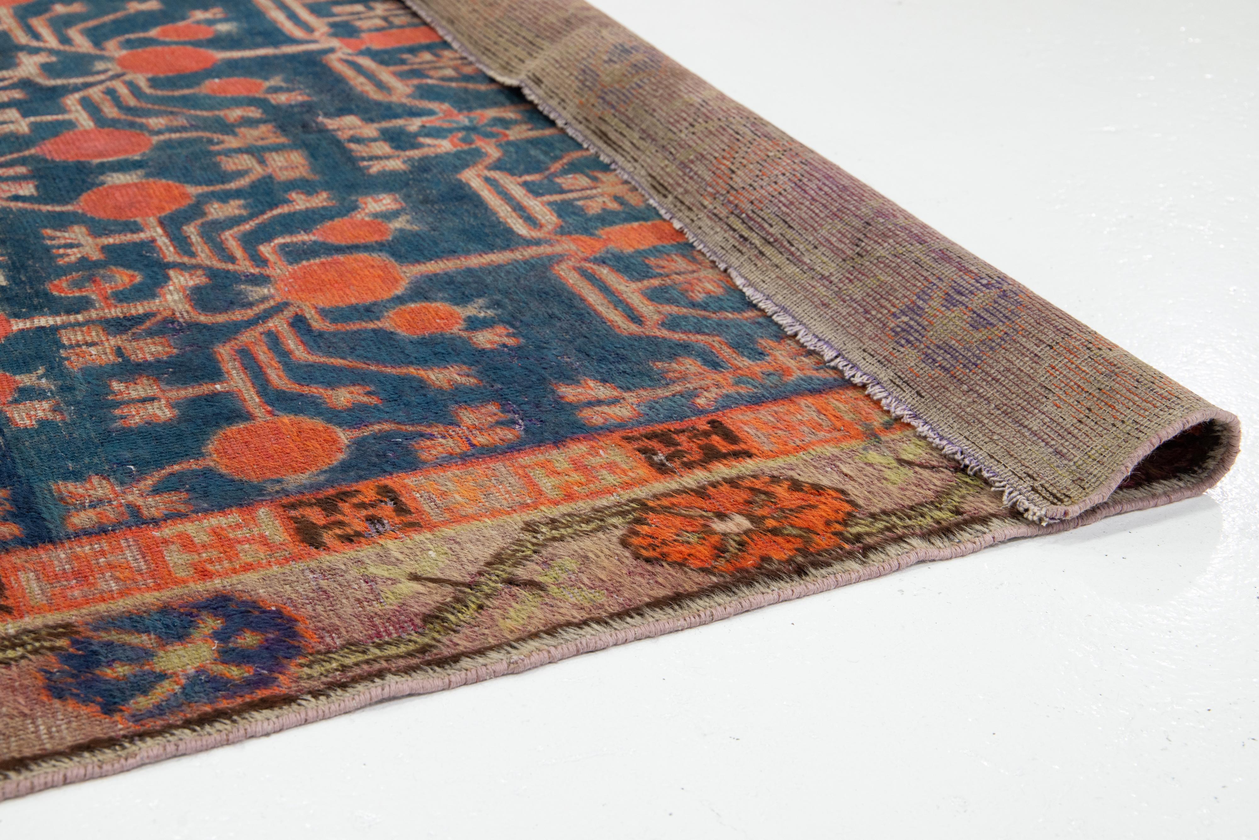 Noué à la main Tapis Samarkand fait à la main en bleu avec motif sur toute sa surface en vente