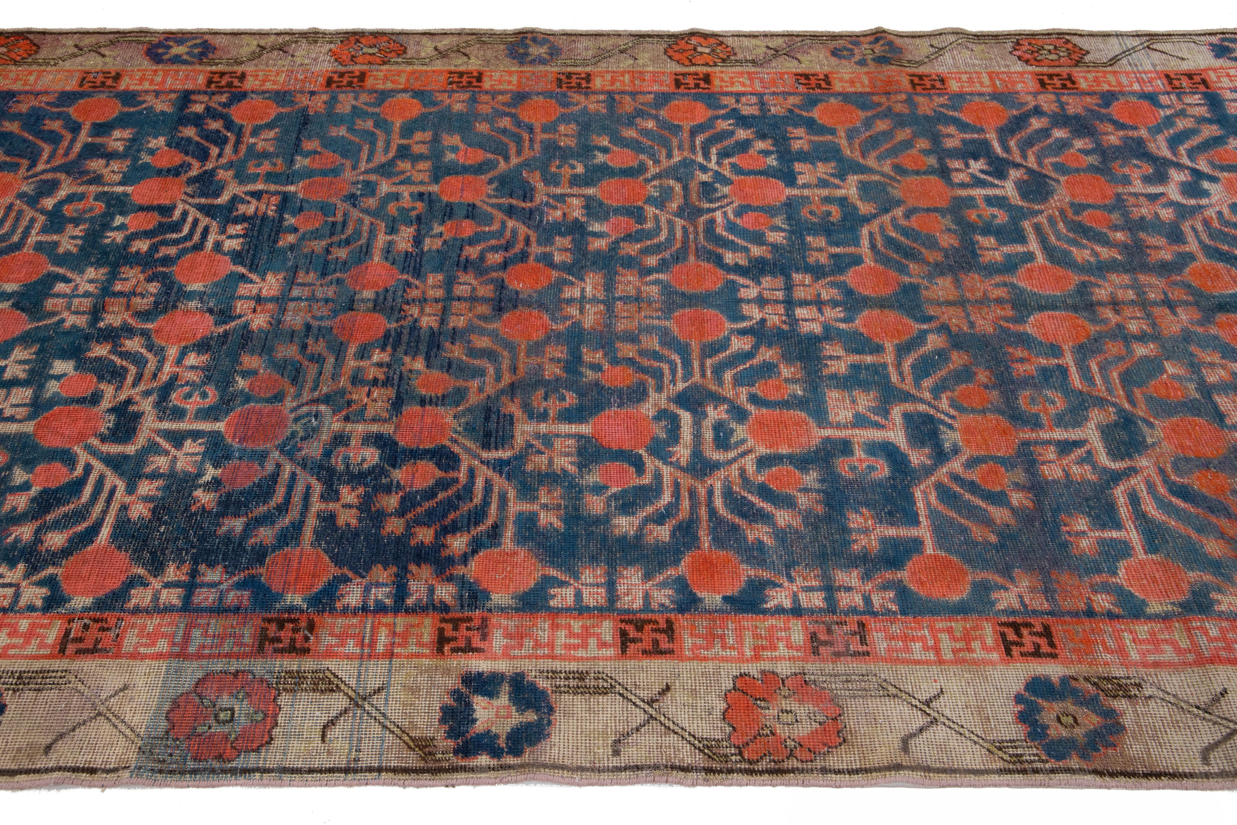 Tapis Samarkand fait à la main en bleu avec motif sur toute sa surface Abîmé - En vente à Norwalk, CT