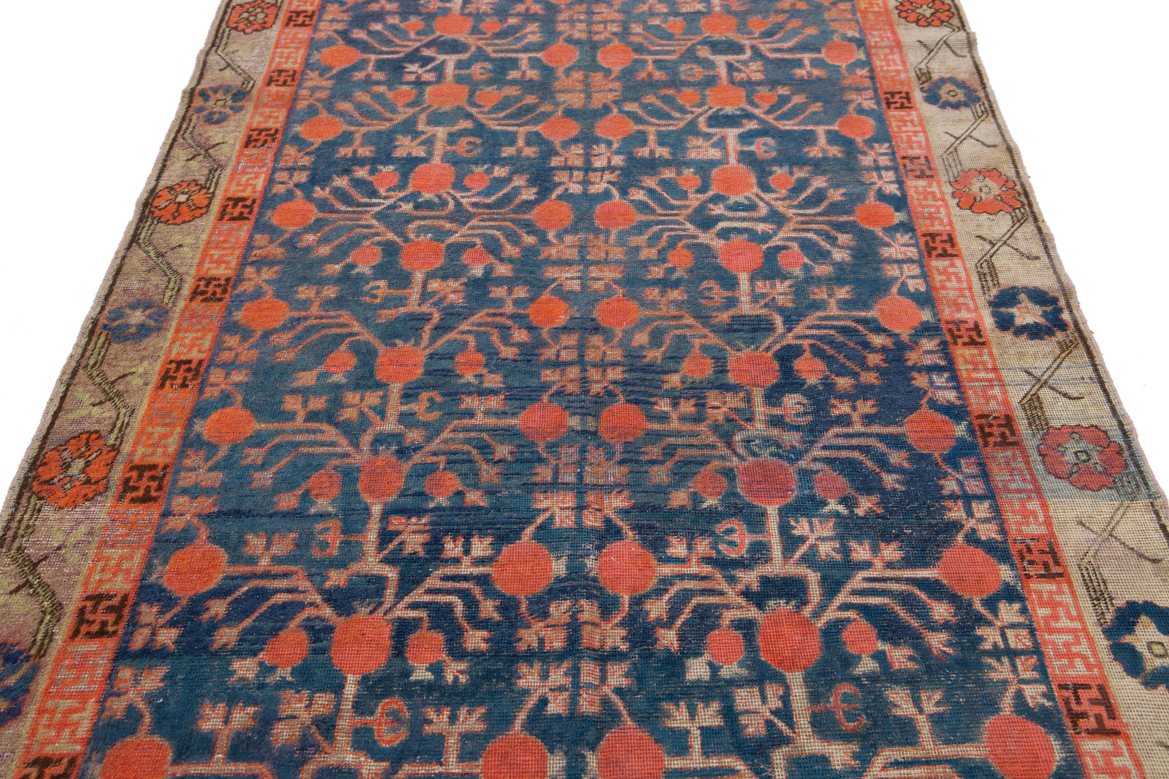 Laine Tapis Samarkand fait à la main en bleu avec motif sur toute sa surface en vente