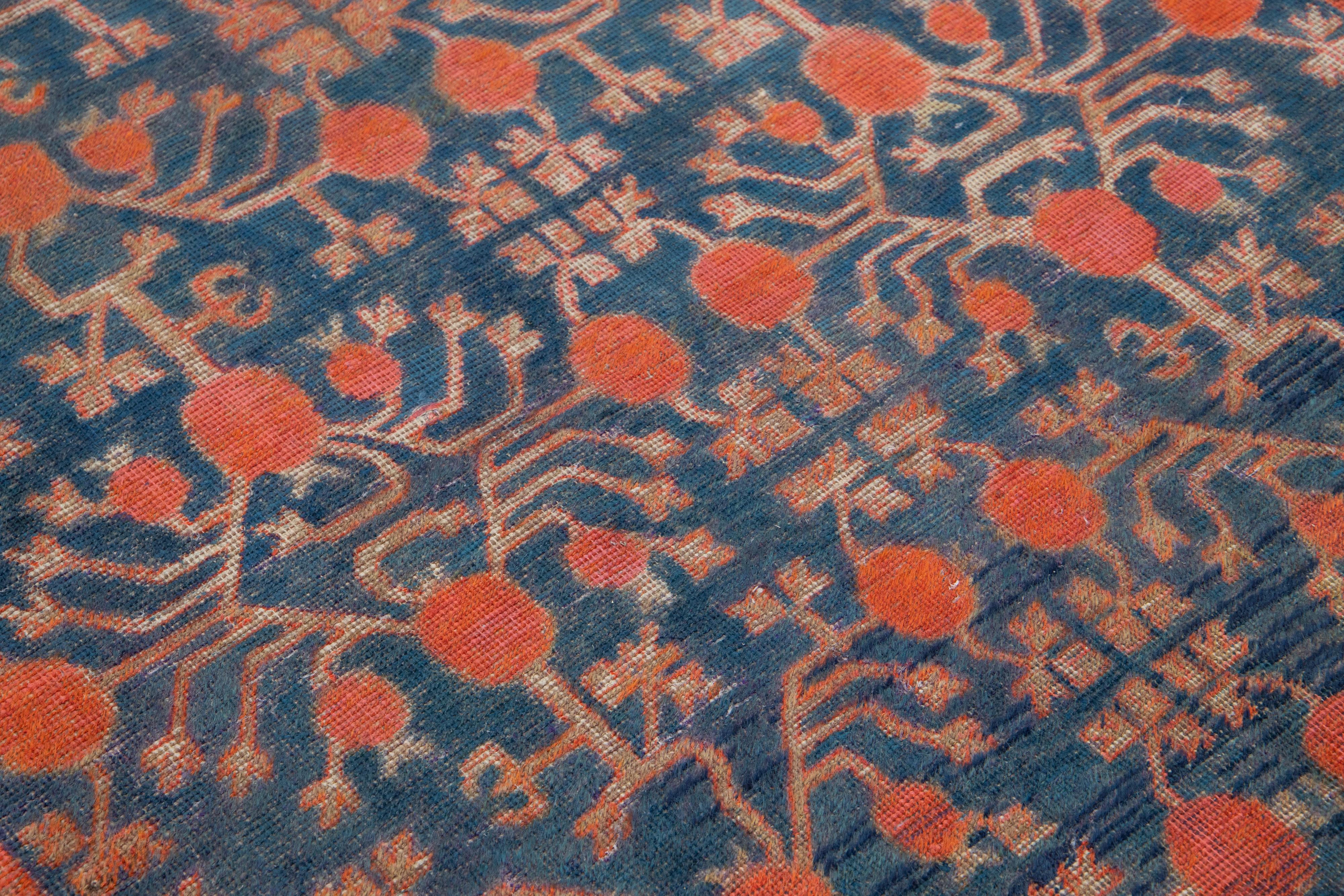 Tapis Samarkand fait à la main en bleu avec motif sur toute sa surface en vente 1