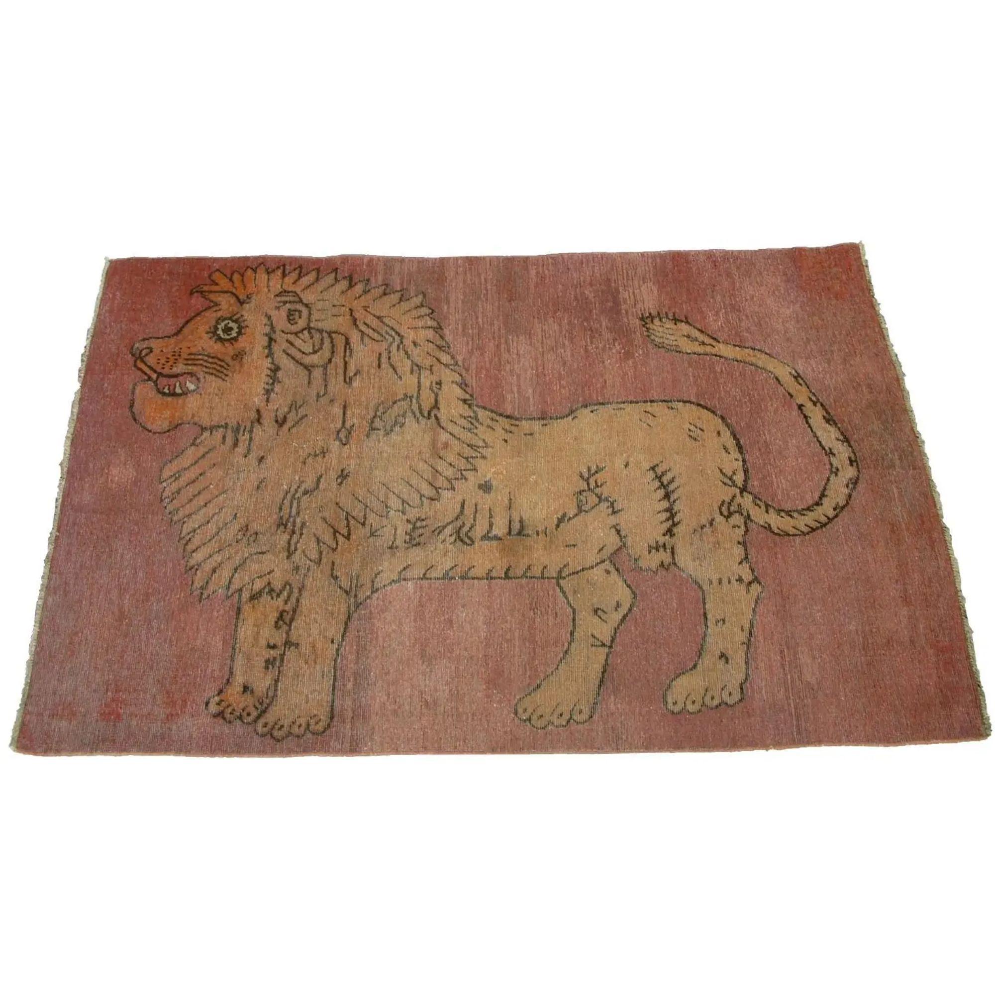 Antiker Samarkand-Teppich im Löwendesign - 6'6'' X 4'4'' im Zustand „Gut“ im Angebot in Los Angeles, US