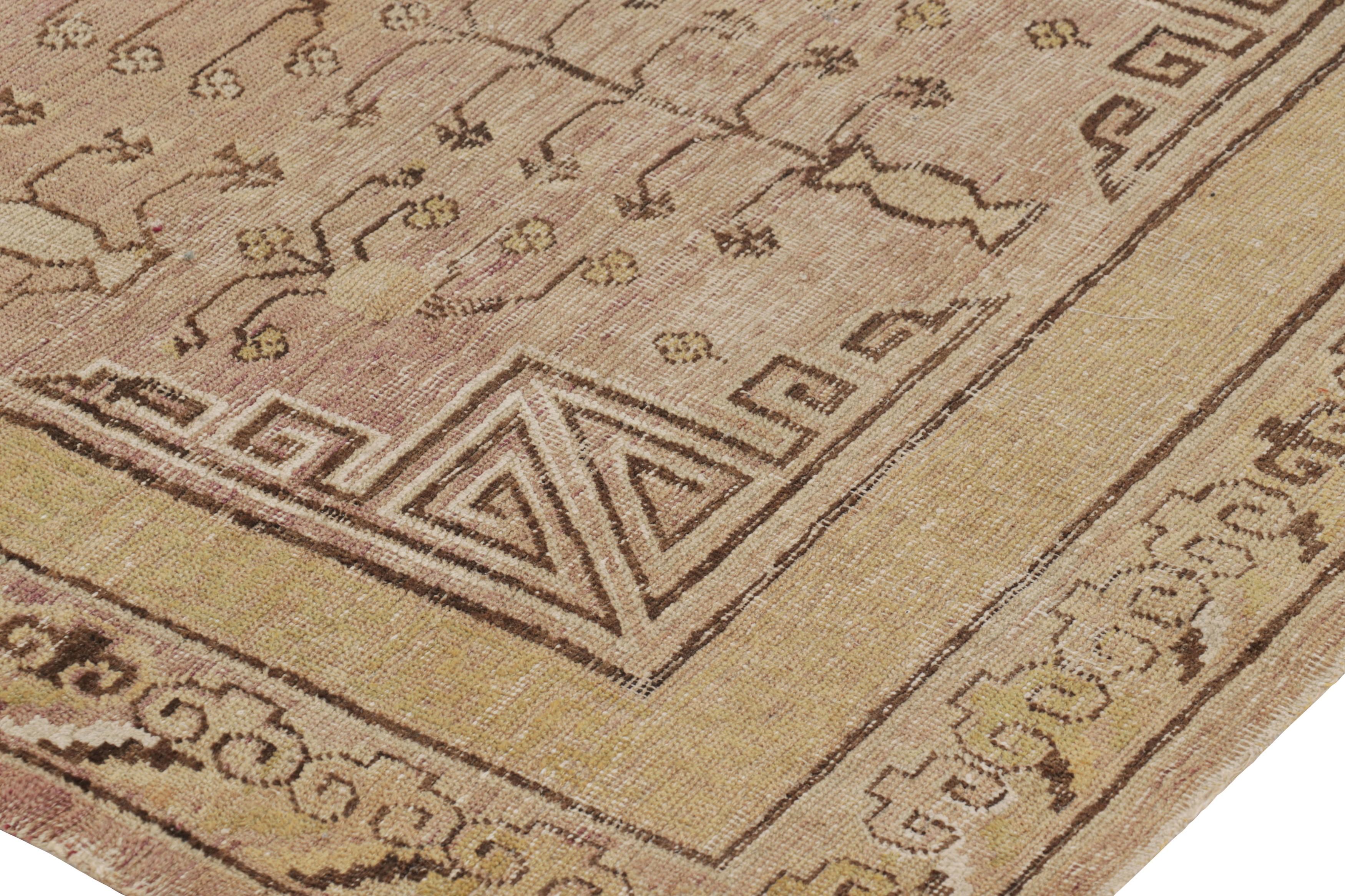Antiker Samarkand-Teppich mit geometrischen Mustern in Braun, Rosa und Ocker - Rug & Kilim (Ostturkestanisch) im Angebot