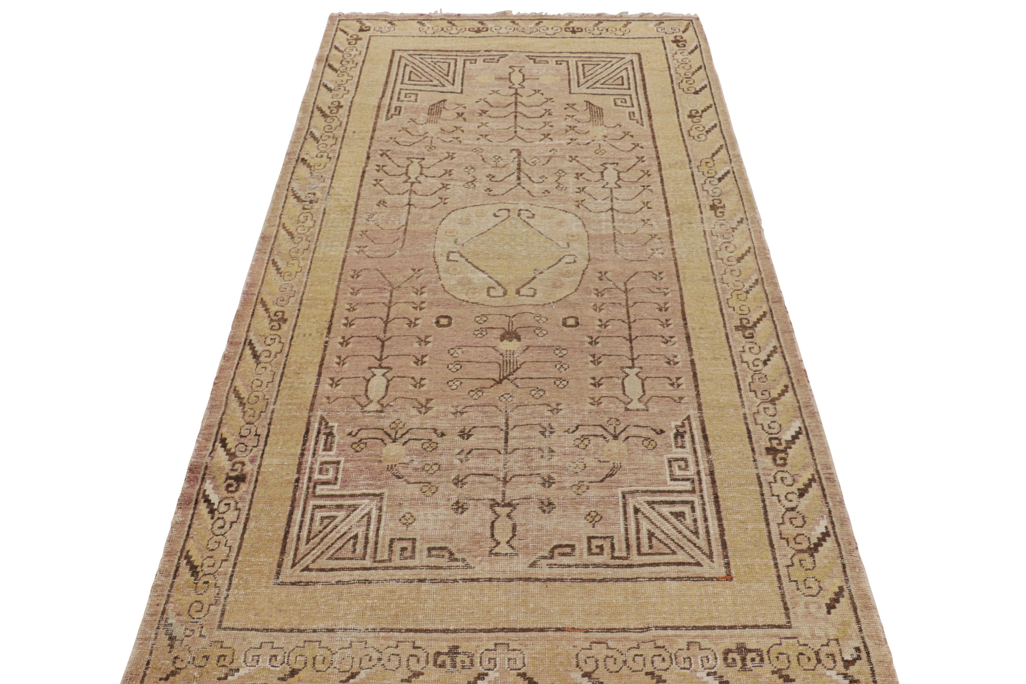 Antiker Samarkand-Teppich mit geometrischen Mustern in Braun, Rosa und Ocker - Rug & Kilim (Handgeknüpft) im Angebot