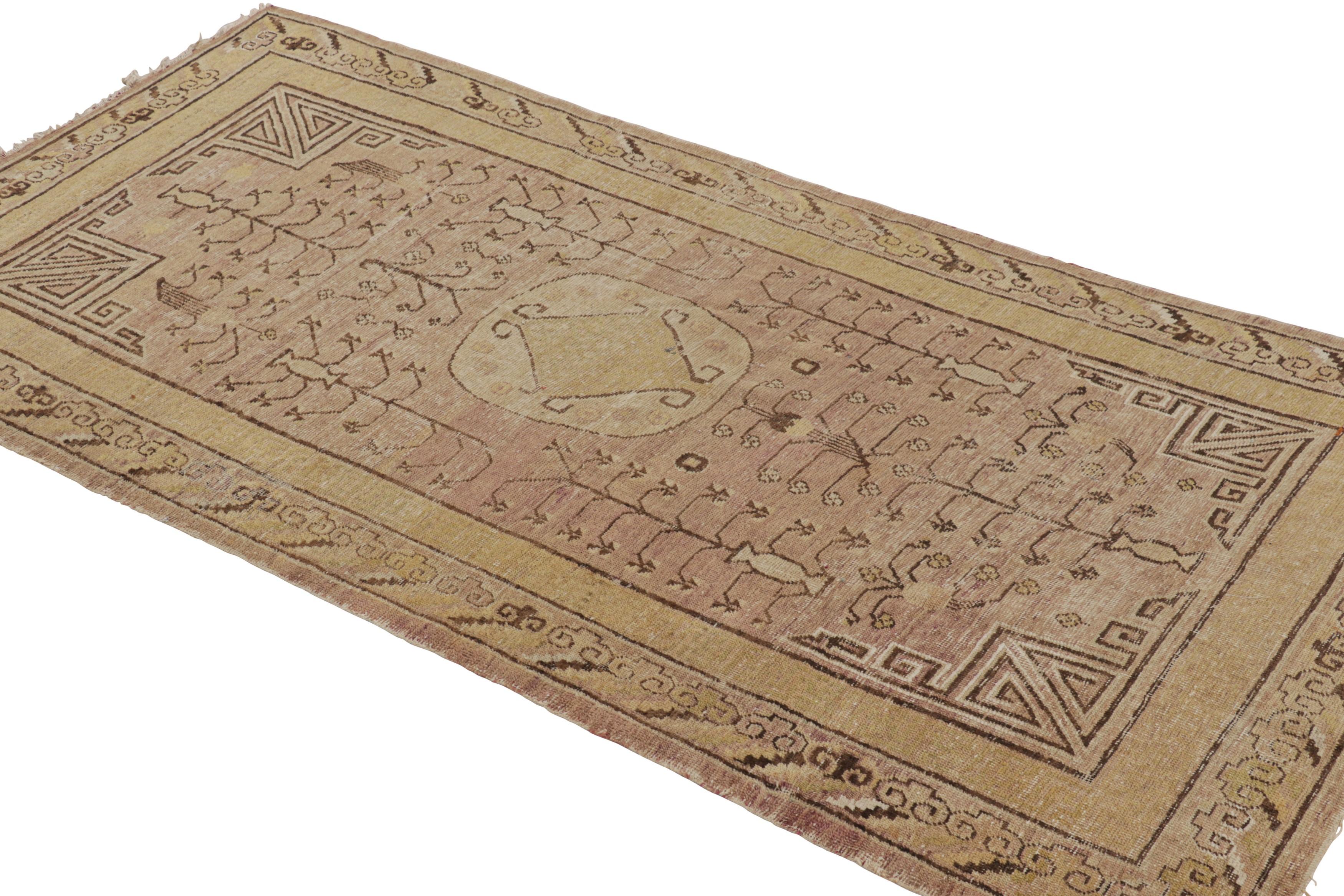 Antiker Samarkand-Teppich mit geometrischen Mustern in Braun, Rosa und Ocker - Rug & Kilim im Zustand „Gut“ im Angebot in Long Island City, NY