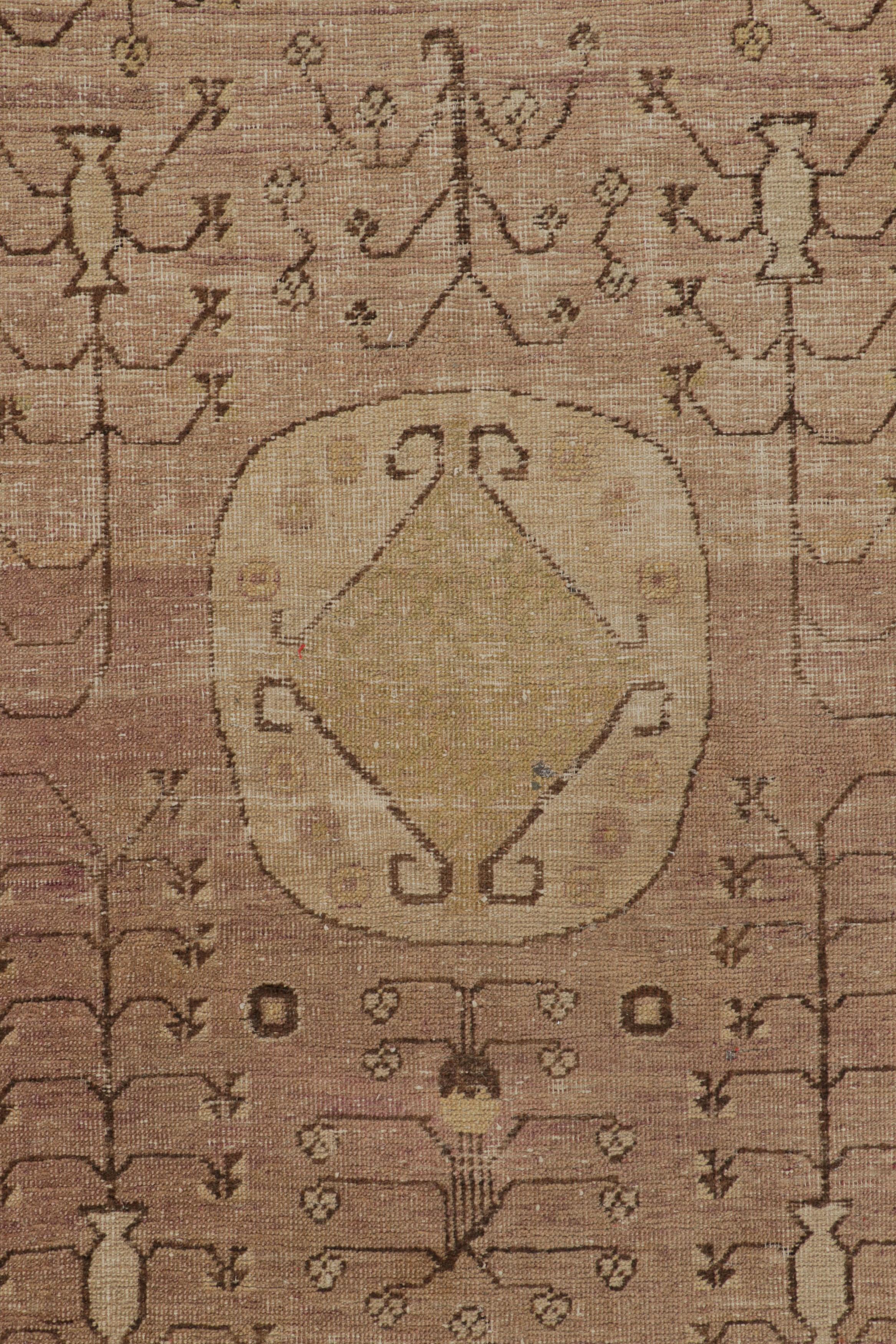 Antiker Samarkand-Teppich mit geometrischen Mustern in Braun, Rosa und Ocker - Rug & Kilim (Frühes 20. Jahrhundert) im Angebot