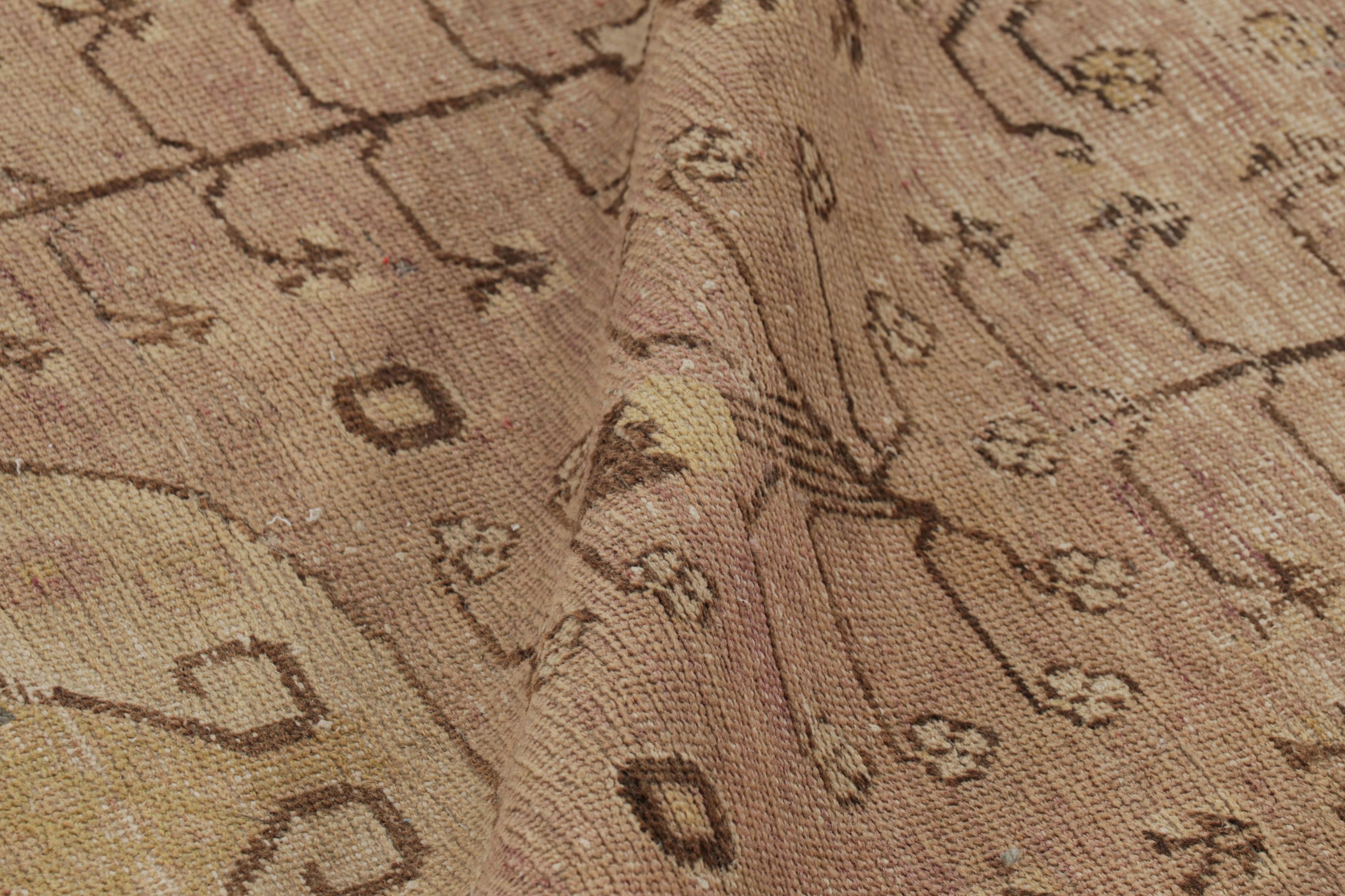 Antiker Samarkand-Teppich mit geometrischen Mustern in Braun, Rosa und Ocker - Rug & Kilim (Wolle) im Angebot