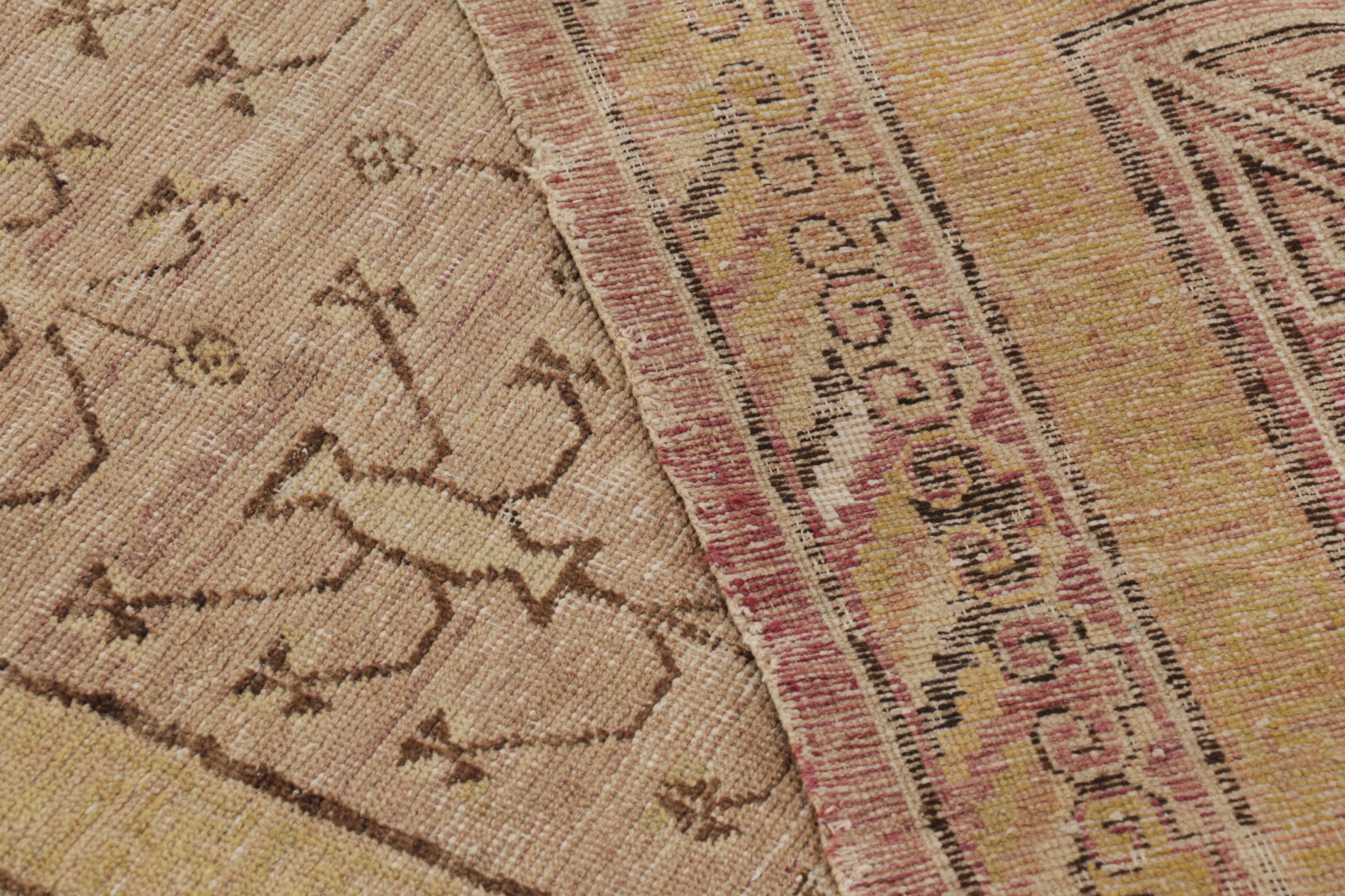 Antiker Samarkand-Teppich mit geometrischen Mustern in Braun, Rosa und Ocker - Rug & Kilim im Angebot 1