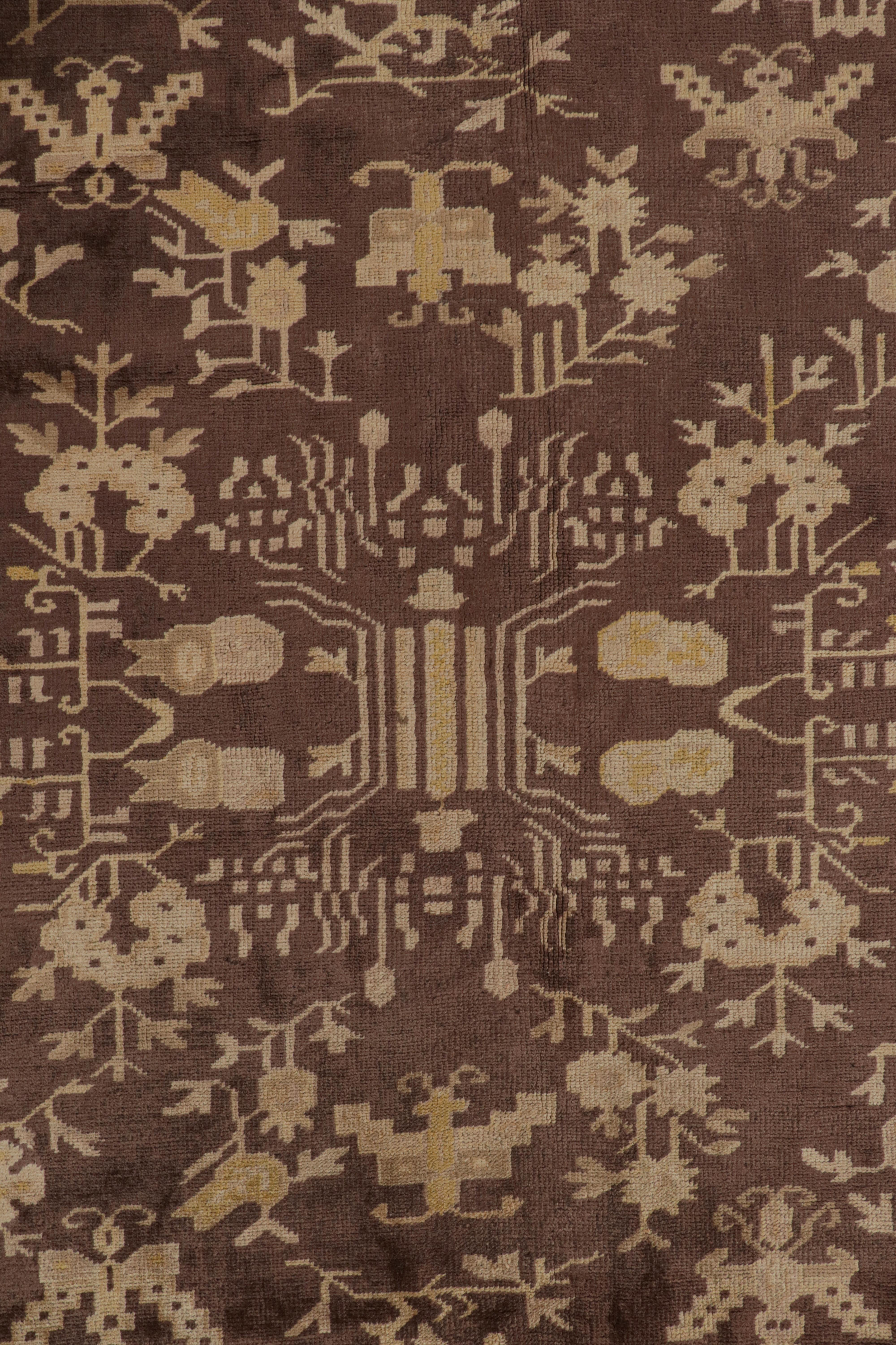 Antiker Samarkand-Teppich in Brown mit Goldmustern, von Rug & Kilim im Zustand „Gut“ im Angebot in Long Island City, NY
