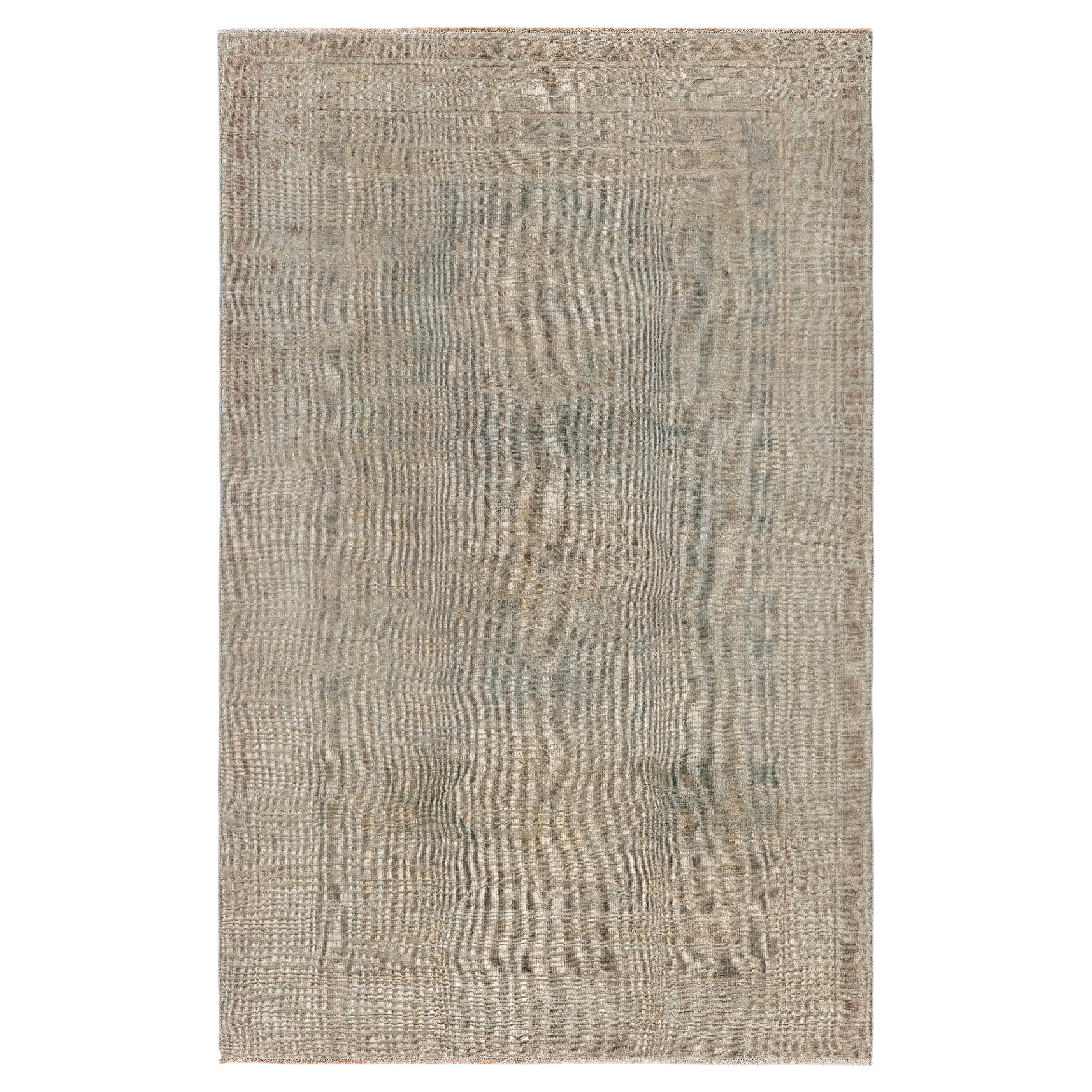 Antiker Samarkand-Teppich in weichen Pastell-Grüntönen im Angebot