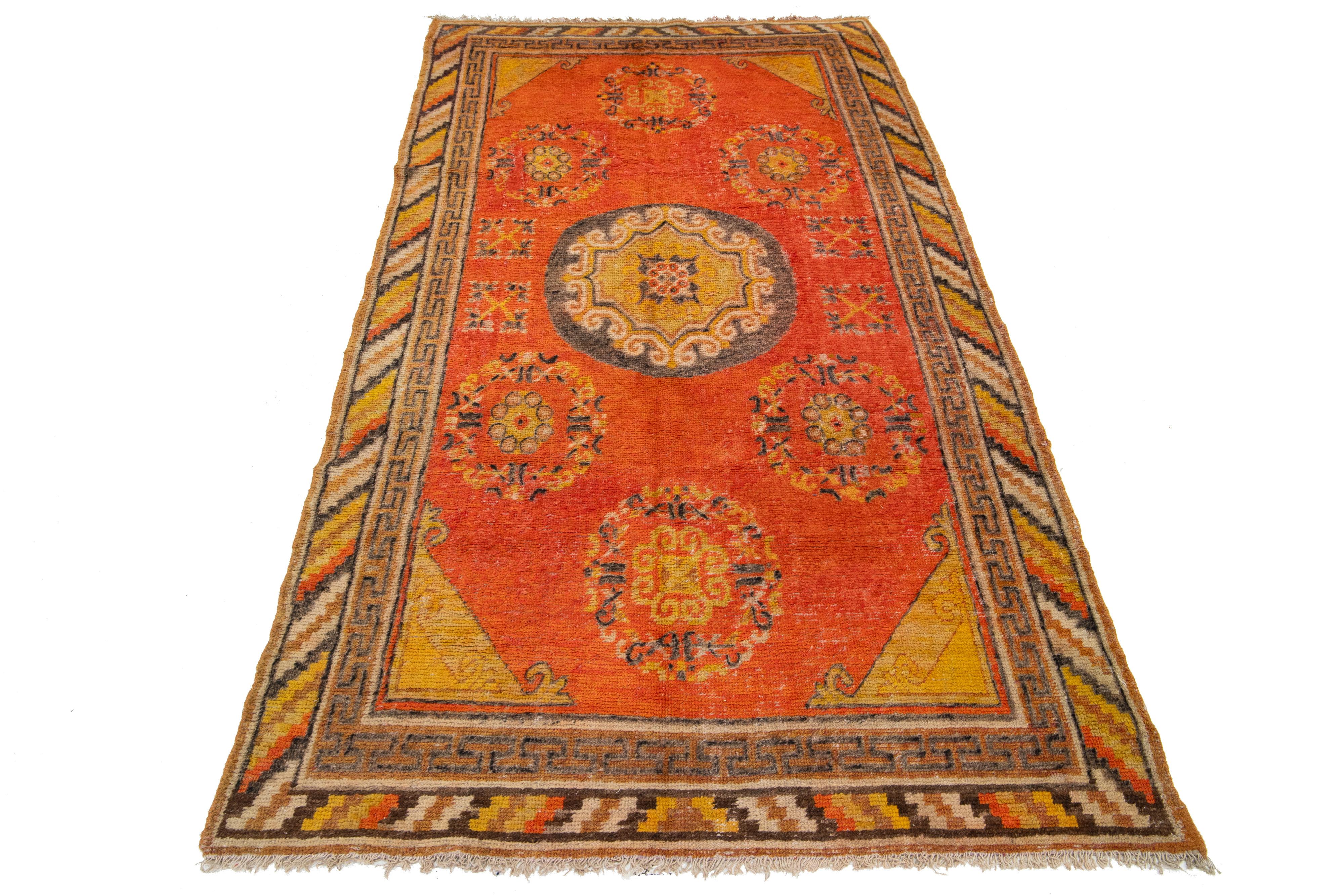 Wunderschöner antiker Wollteppich aus Samarkand, handgeknüpft, mit orangefarbenem Feld. Dieser Teppich zeigt gelbe und graue Akzente in einem schönen, floralen Medaillonmuster.

Dieser Teppich misst 4' x 7'9