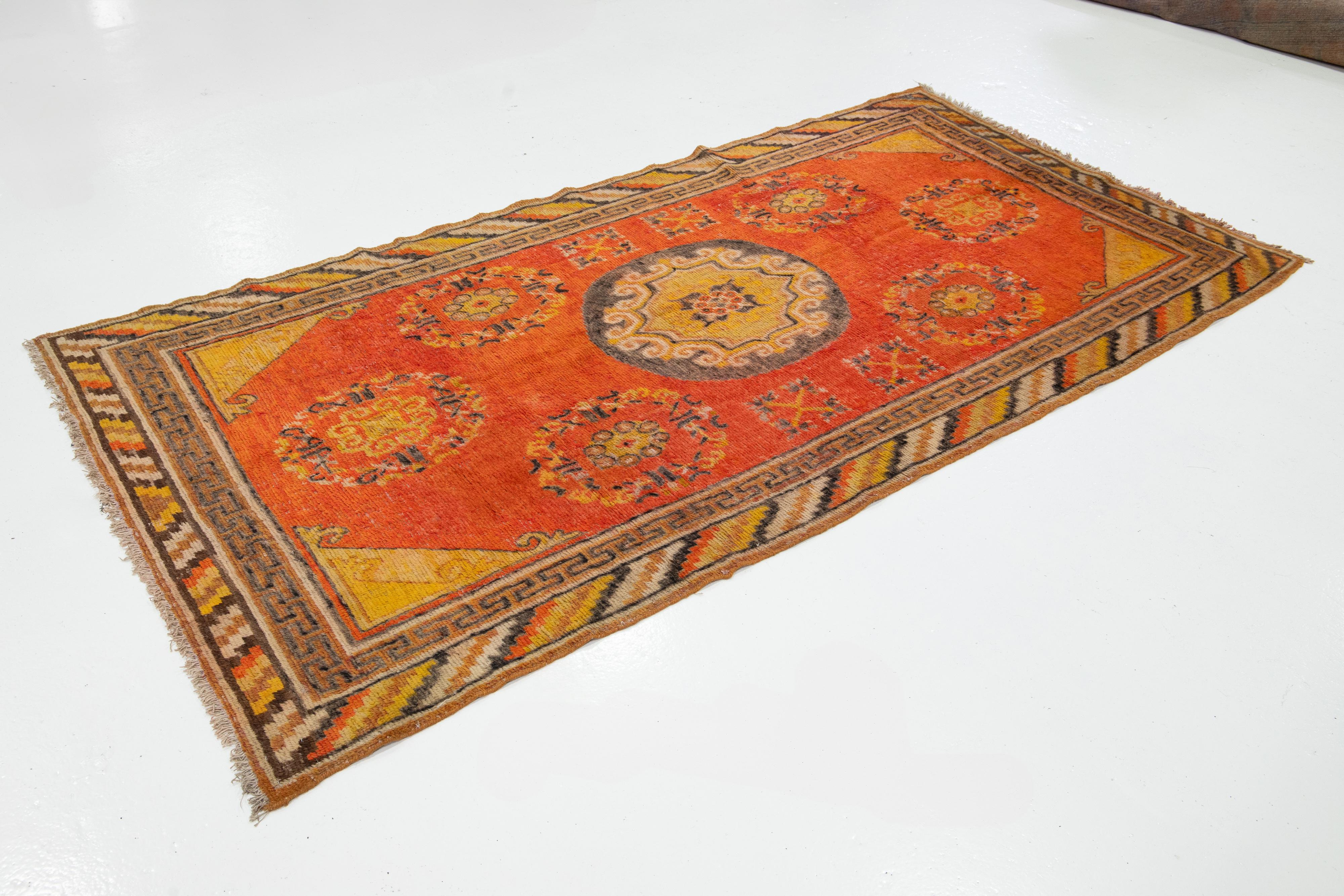 Antiker Samarkand-Wollteppich Handgefertigt mit Medaillonmuster in Orange (Khotan) im Angebot
