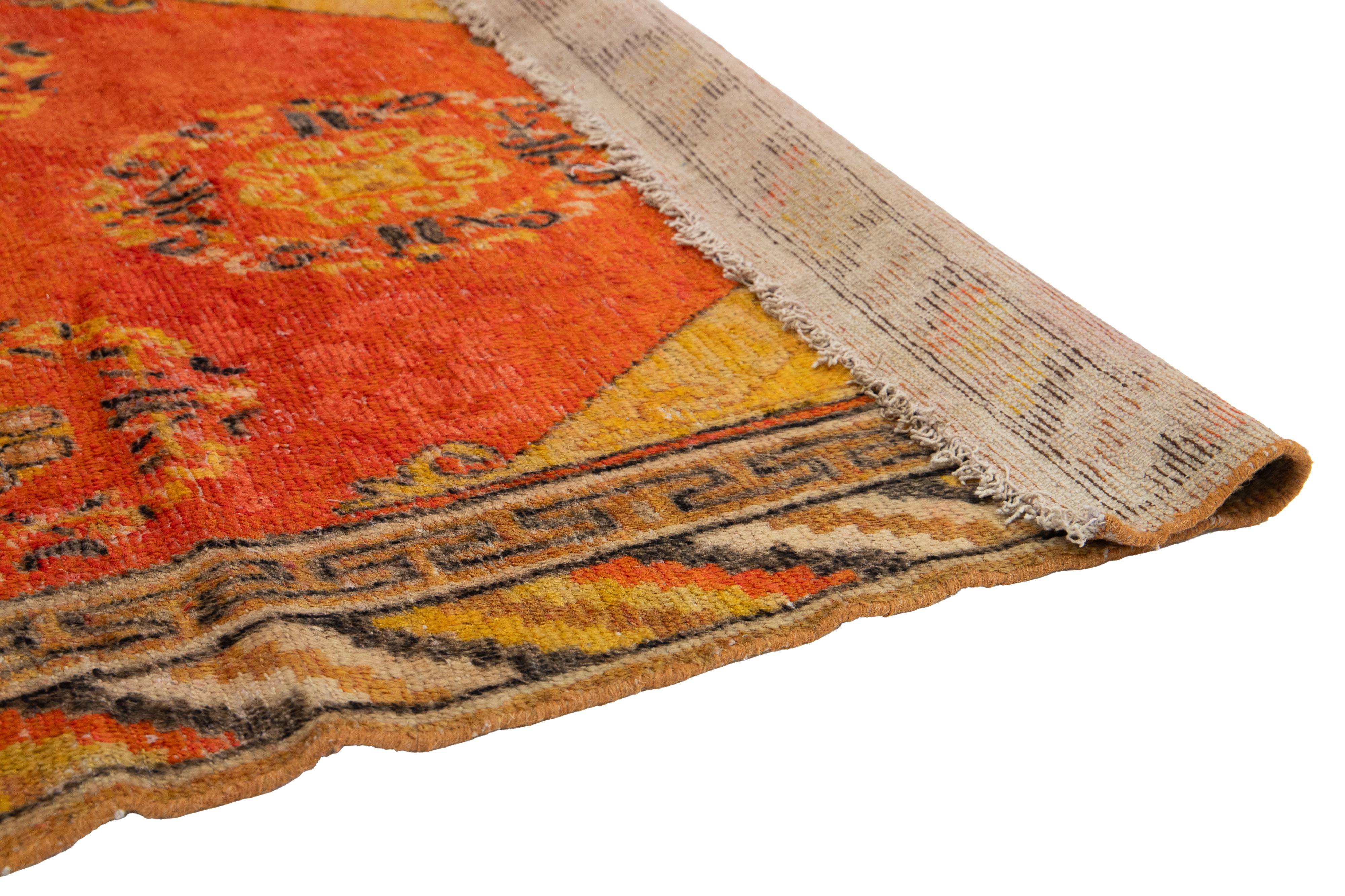 Antiker Samarkand-Wollteppich Handgefertigt mit Medaillonmuster in Orange (Handgeknüpft) im Angebot