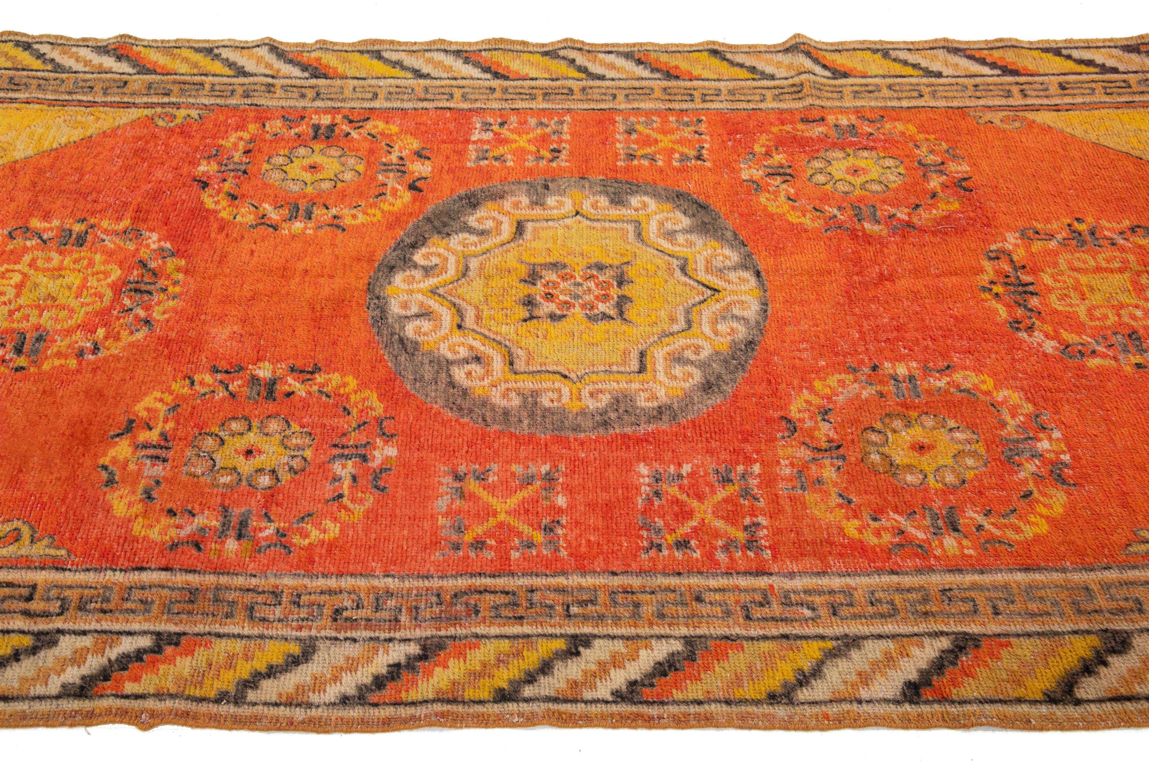 Antiker Samarkand-Wollteppich Handgefertigt mit Medaillonmuster in Orange im Zustand „Starke Gebrauchsspuren“ im Angebot in Norwalk, CT