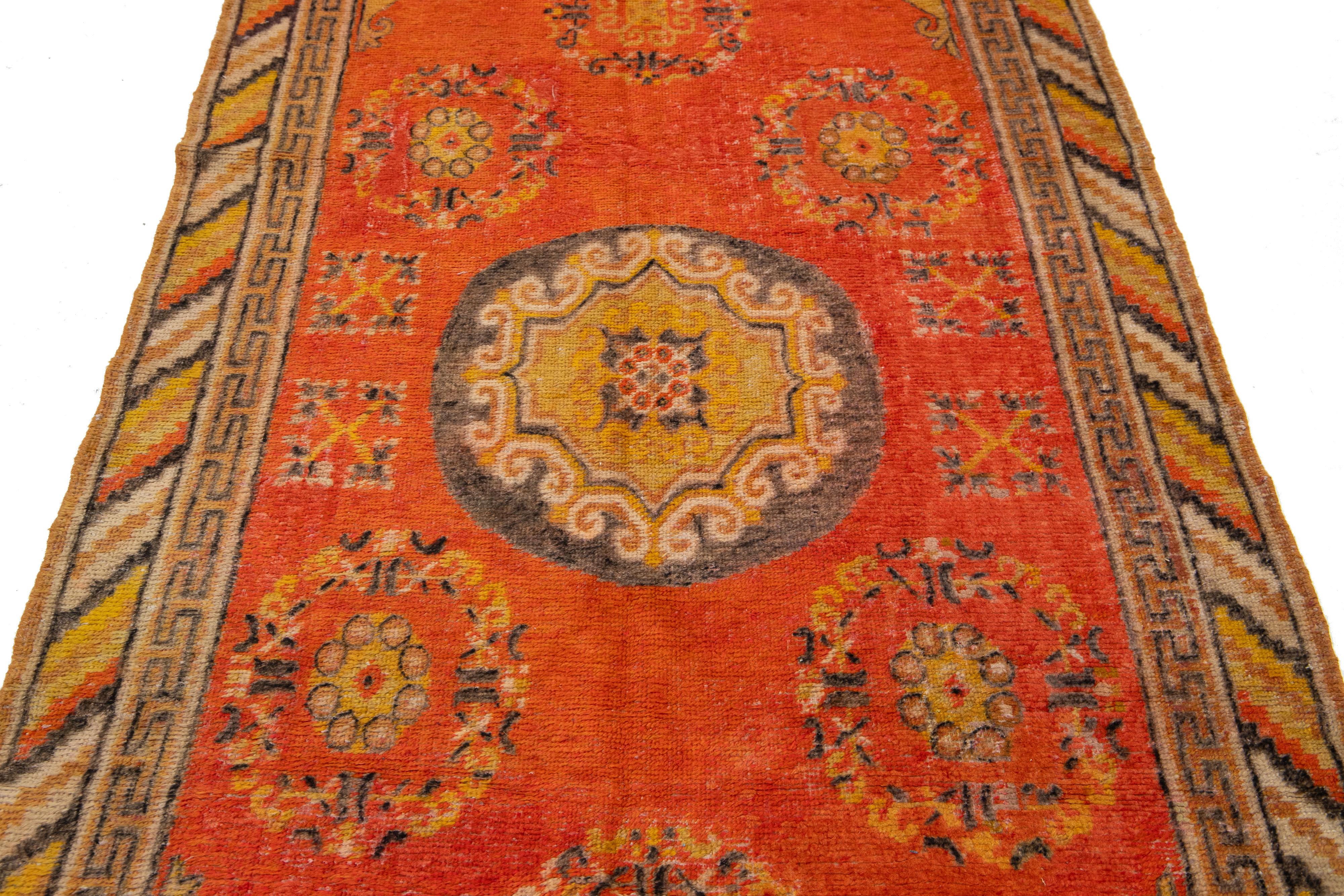 Antiker Samarkand-Wollteppich Handgefertigt mit Medaillonmuster in Orange (Wolle) im Angebot