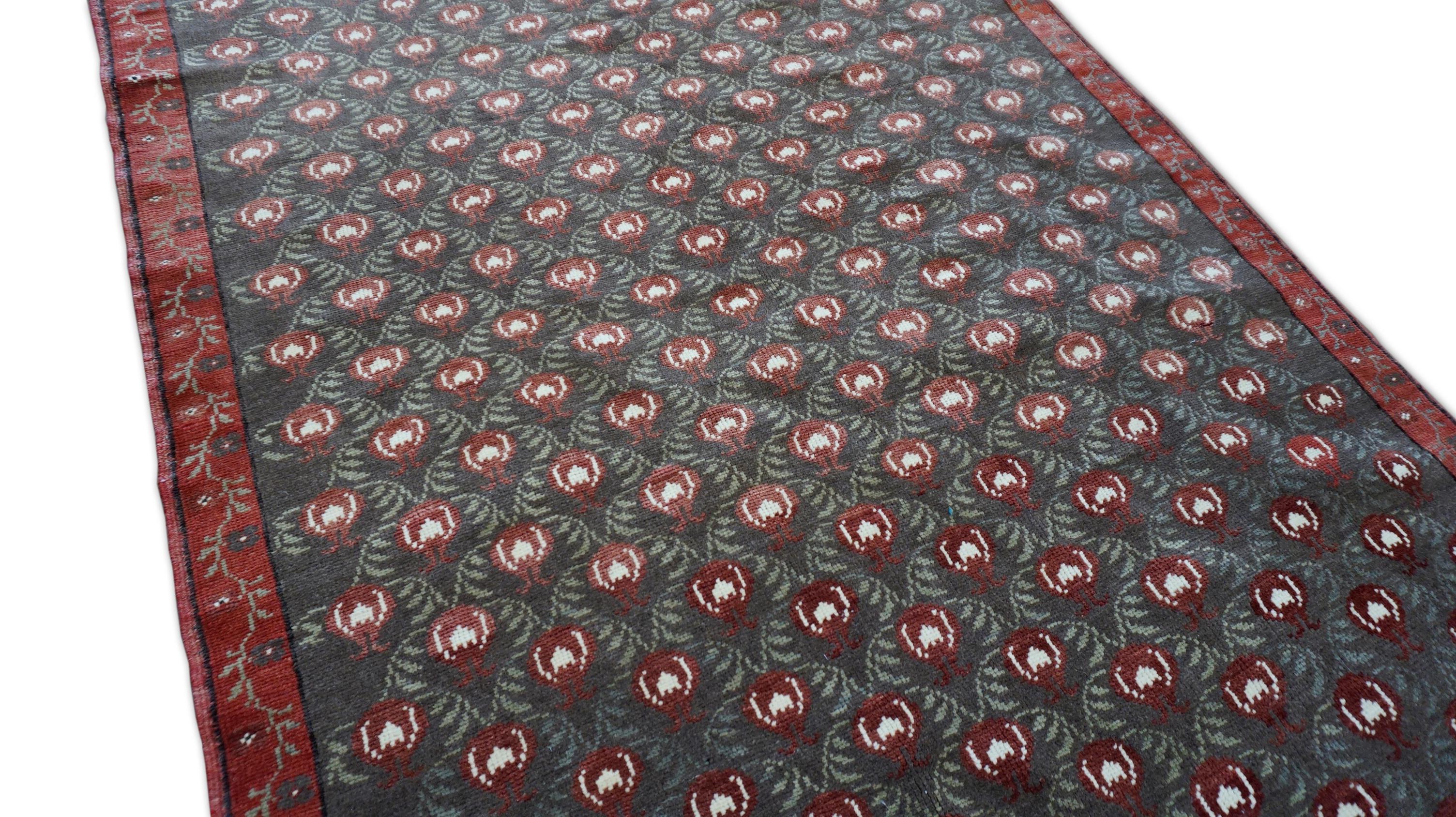 Arts and Crafts Tappeto antico in lana di Samarcanda con motivi in rosso e verde oliva  4'10''x7'11'' in vendita
