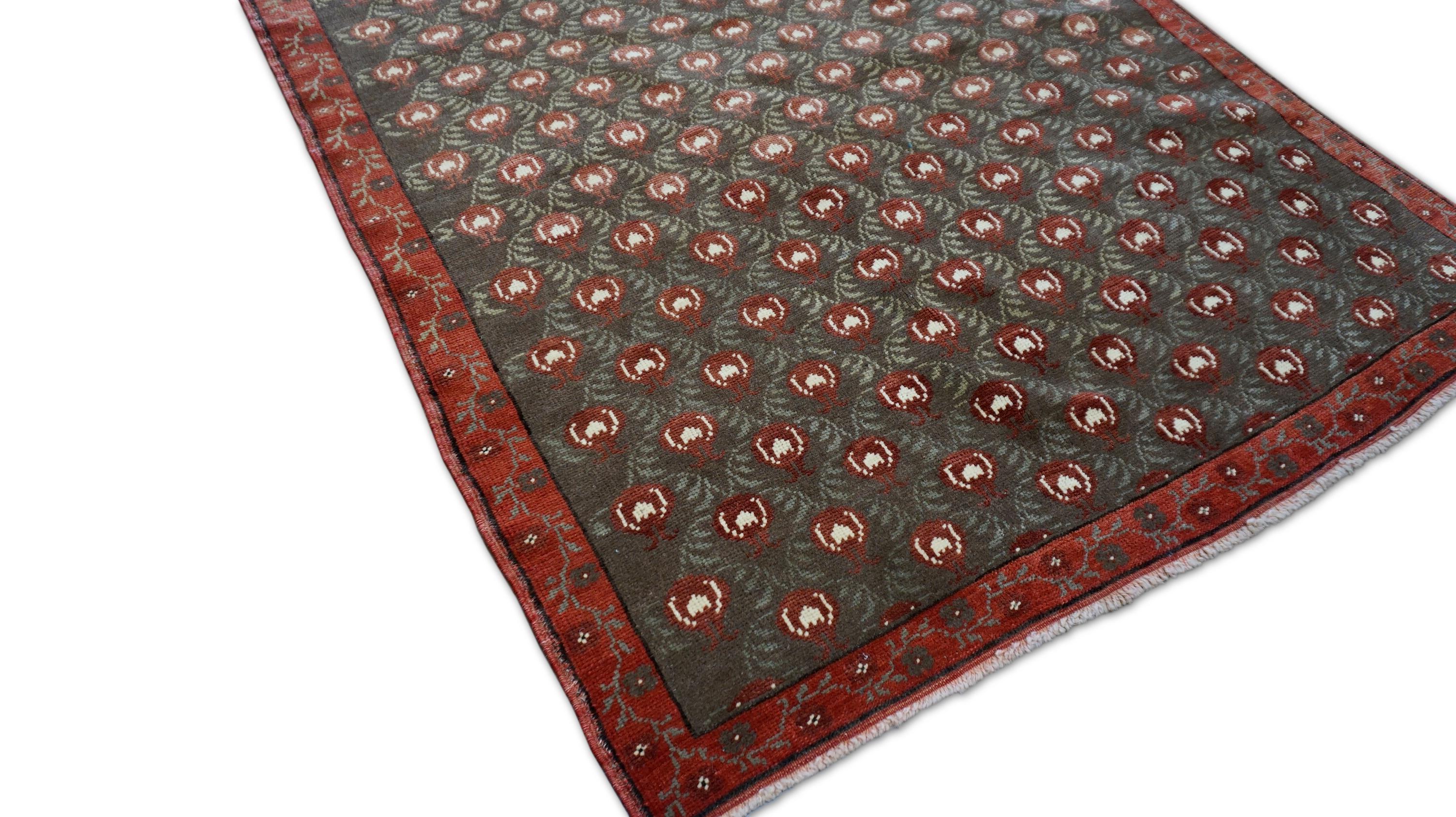 Turco Tappeto antico in lana di Samarcanda con motivi in rosso e verde oliva  4'10''x7'11'' in vendita