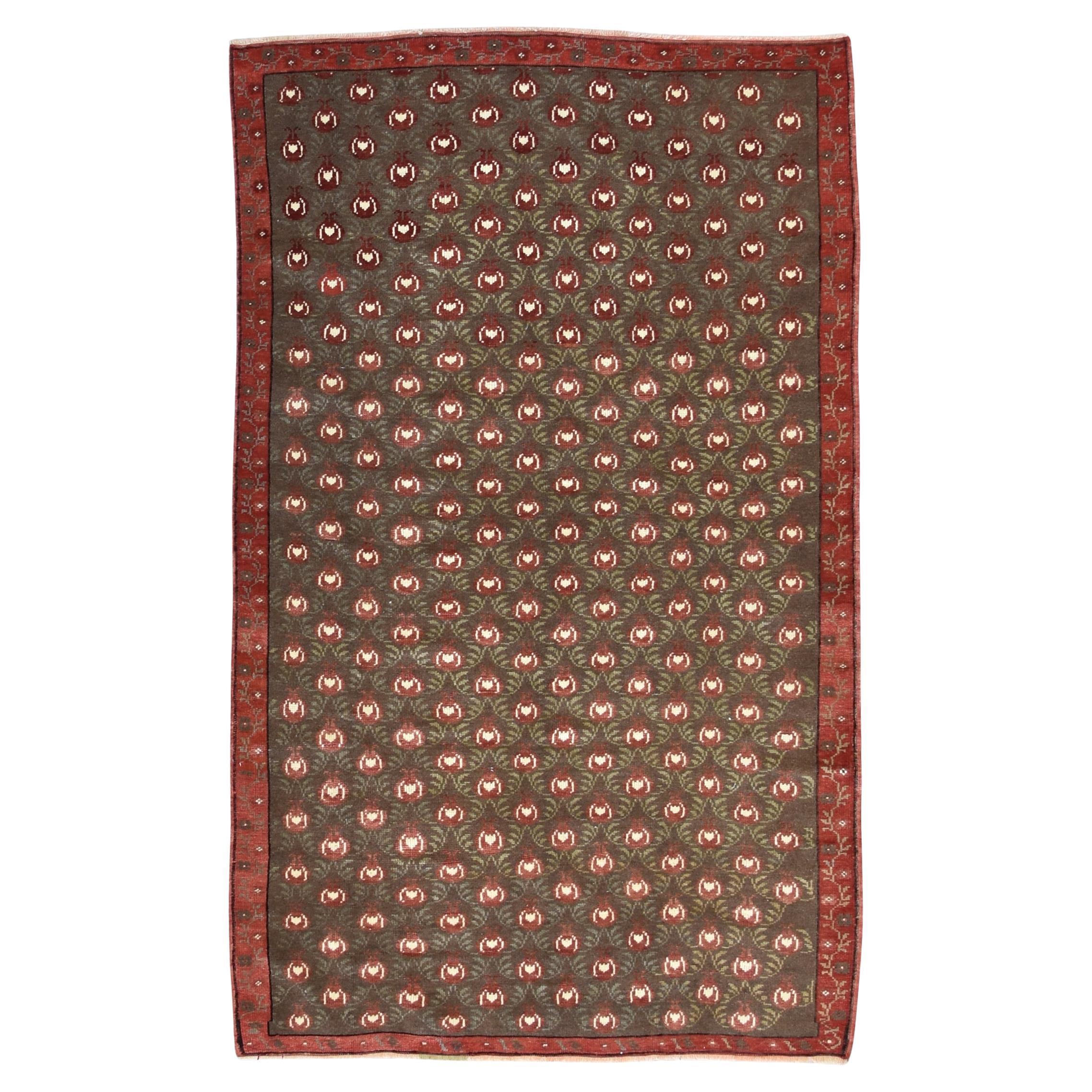 Tappeto antico in lana di Samarcanda con motivi in rosso e verde oliva  4'10''x7'11'' in vendita