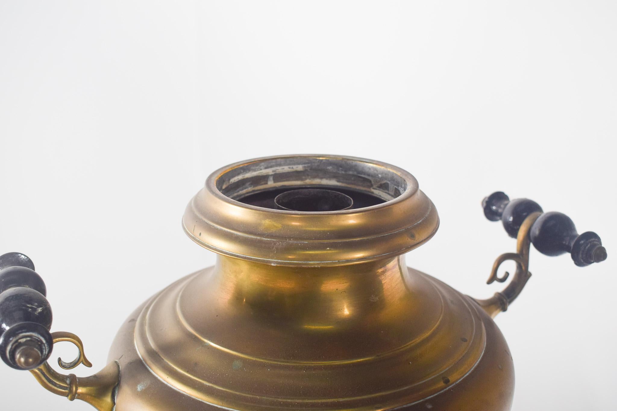 Moderne Samovar antique en laiton jaune en vente
