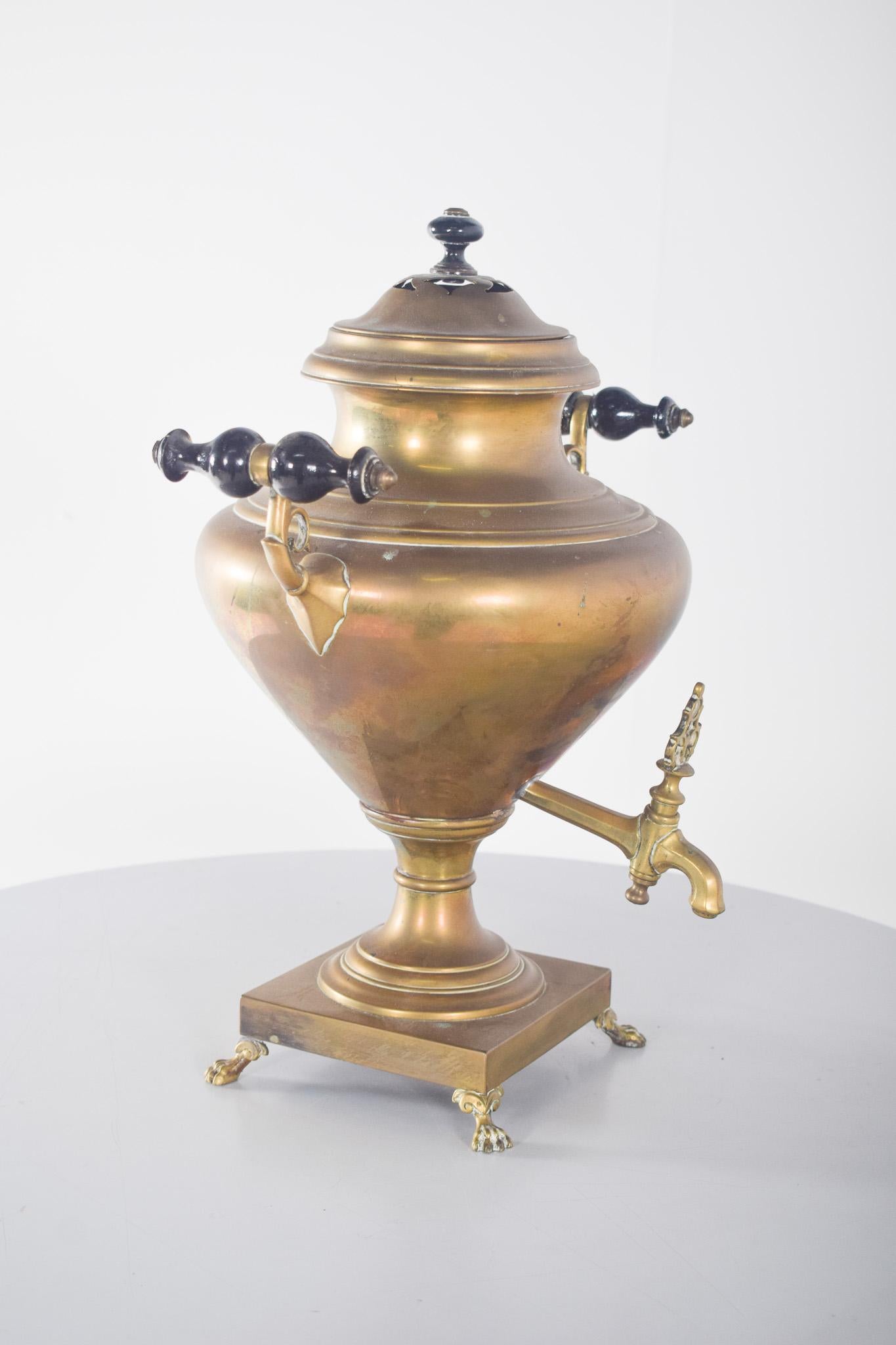 Portugais Samovar antique en laiton jaune en vente
