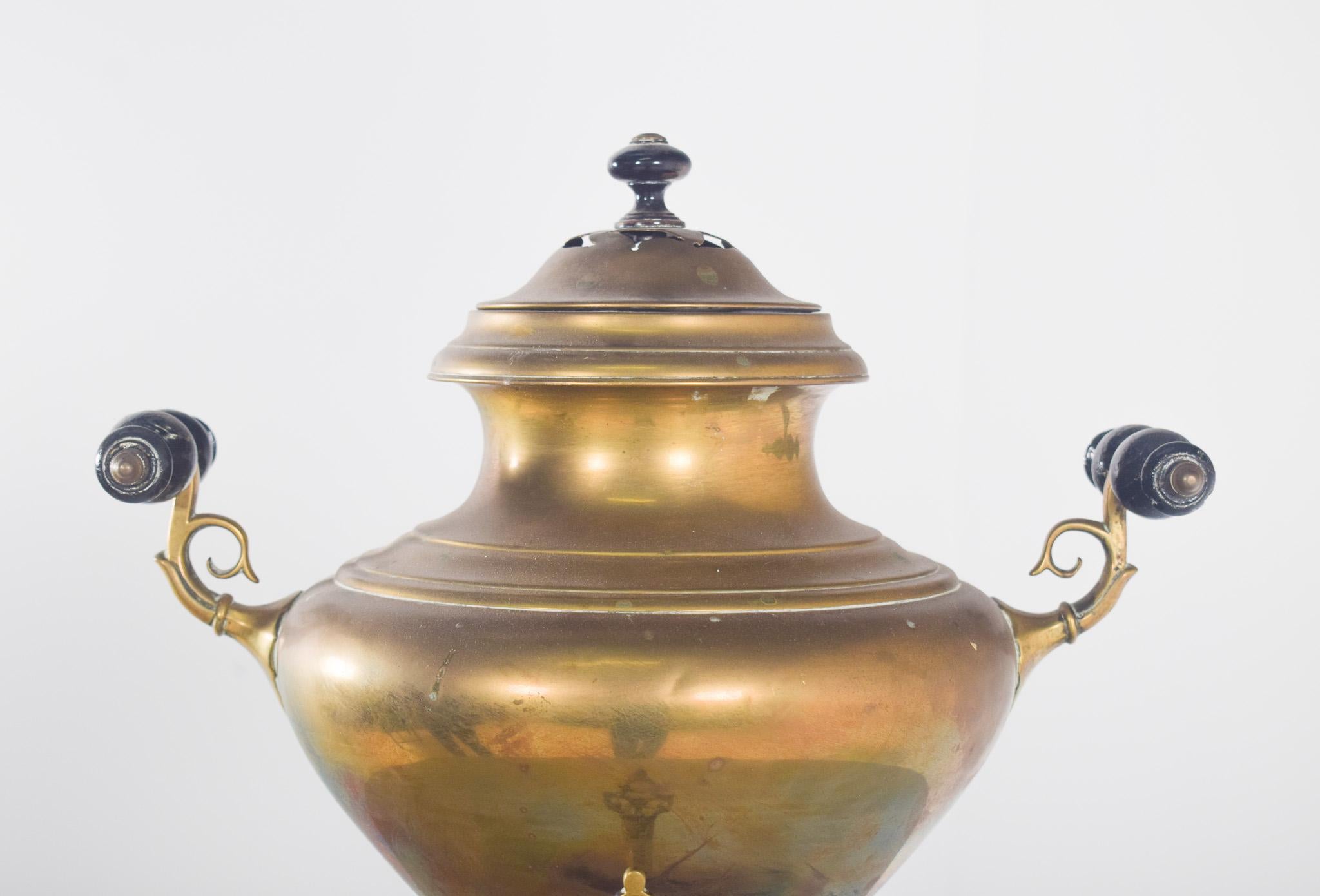 20ième siècle Samovar antique en laiton jaune en vente