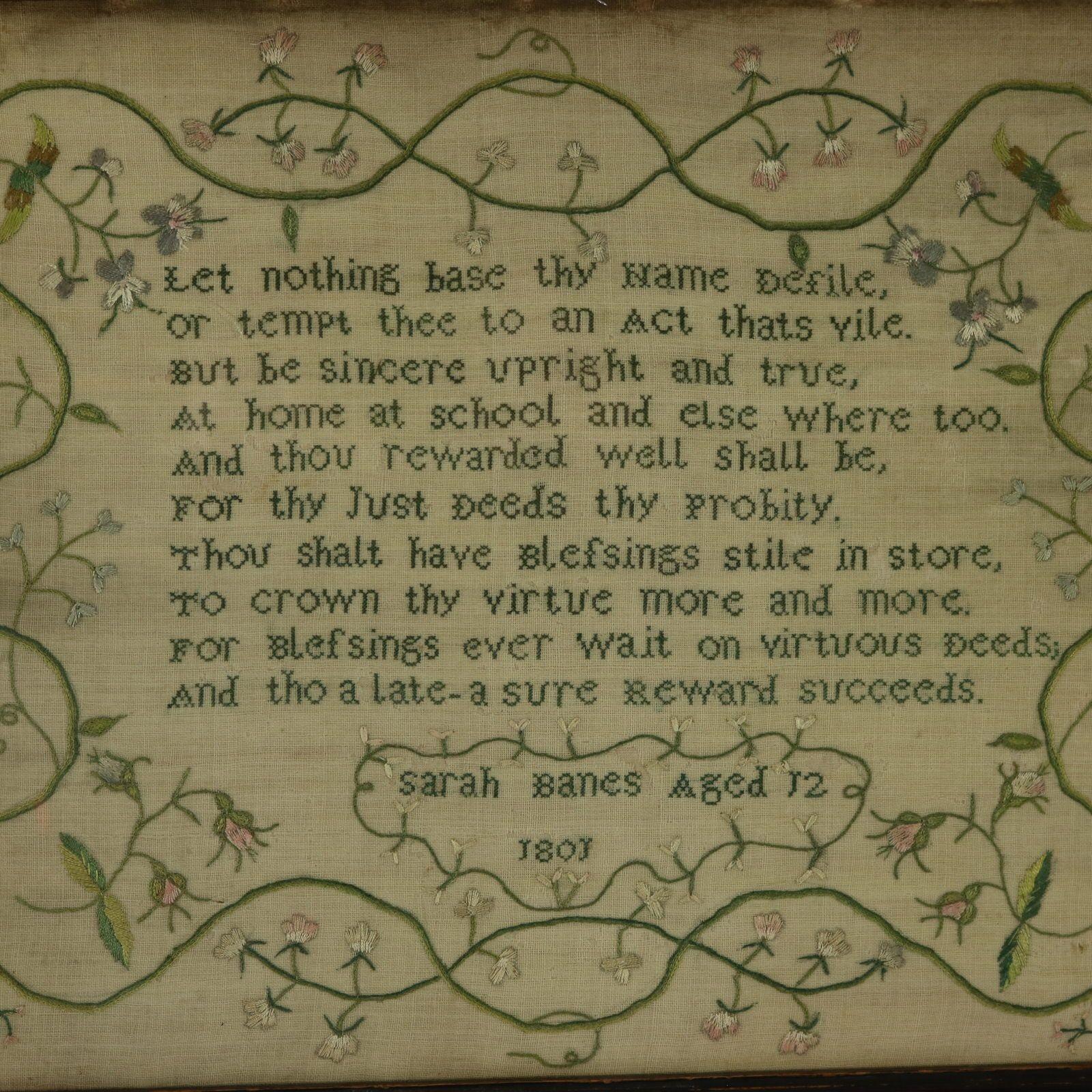 Campionario georgiano, 1801, di Sarah Banes. Il sampler è lavorato con fili di seta su un fondo di lino, principalmente a punto croce. Un bordo floreale a meandri finemente lavorato circonda l'esterno. Colori verde, marrone, argento, blu e rosa. Il