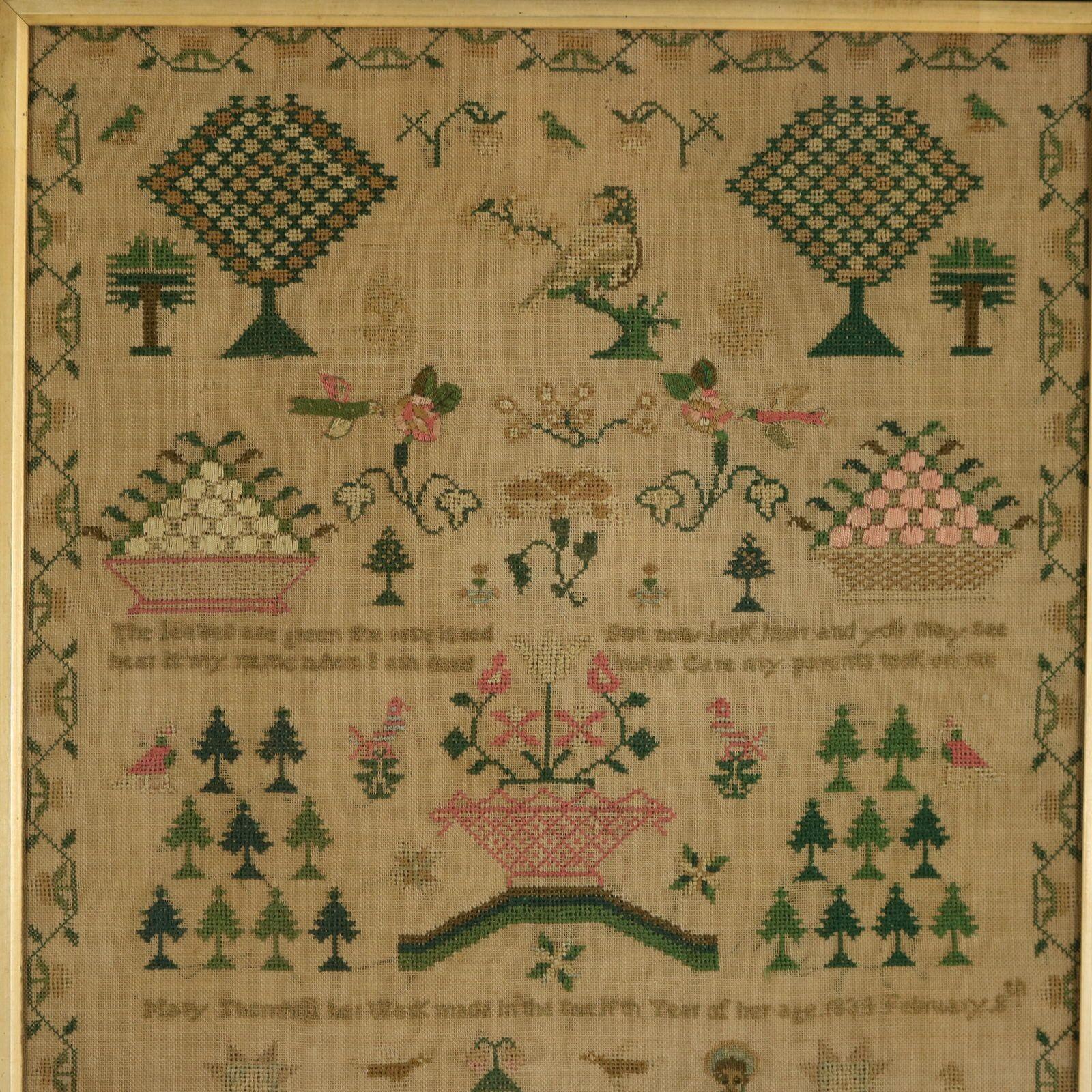 Campionario di William IV, 1834, di Mary Thornhill. Il sampler è lavorato con fili di seta su un fondo di lino. Bordo di fragole serpeggiante. Colori verde, oro, argento, rosa, marrone e blu. L'iscrizione recita: 