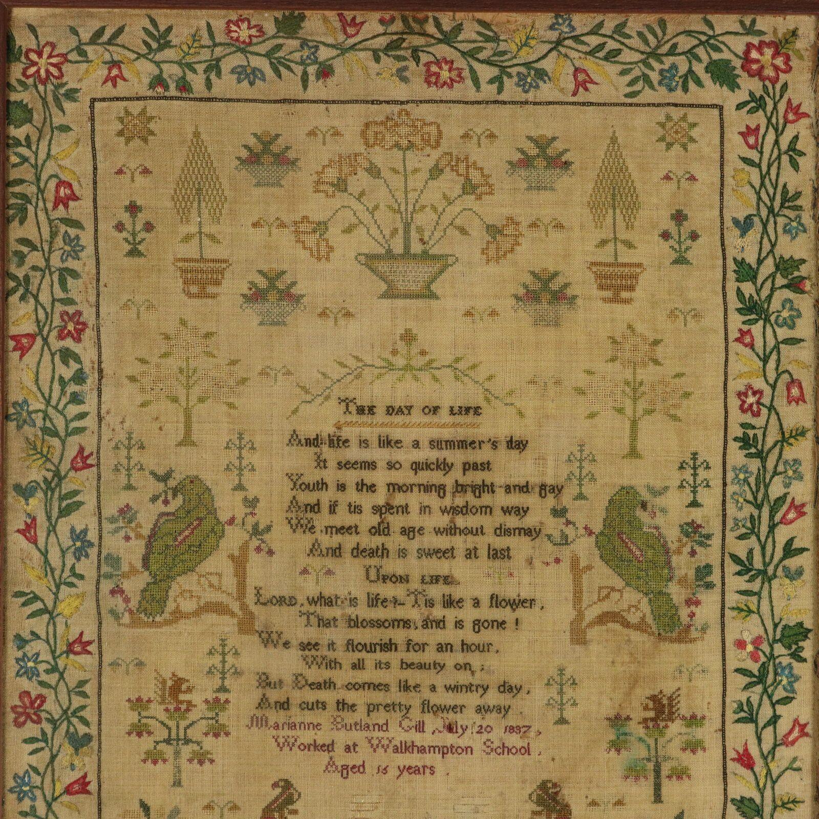 Campionario vittoriano, 1837, di Marianne Butland Gill. Il sampler è lavorato con fili di seta su un fondo di lino, principalmente a punto croce. Un bordo floreale serpeggiante meravigliosamente lavorato. Colori rosso, verde, marrone chiaro, nero,