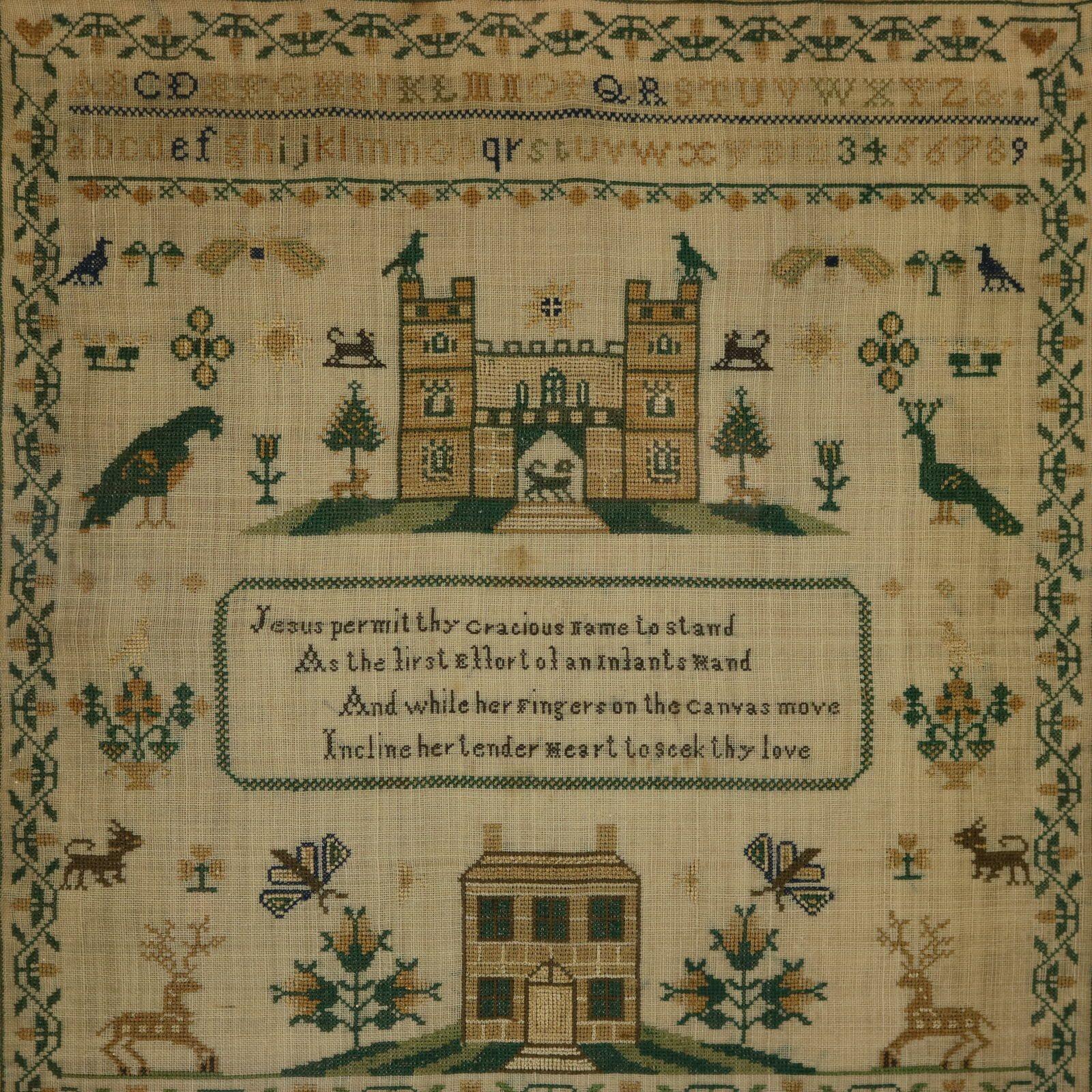 Viktorianisches Mustertuch, 1840, von Elizabeth Ann Fox. Das Mustertuch ist mit Seidenfäden auf einem Leinengrund gearbeitet, hauptsächlich im Kreuzstich. Mäanderndes Erdbeerbeet. Farben Grün, Dunkelbraun, Kupfer, Gold, Silber, Schwarz und Blau.