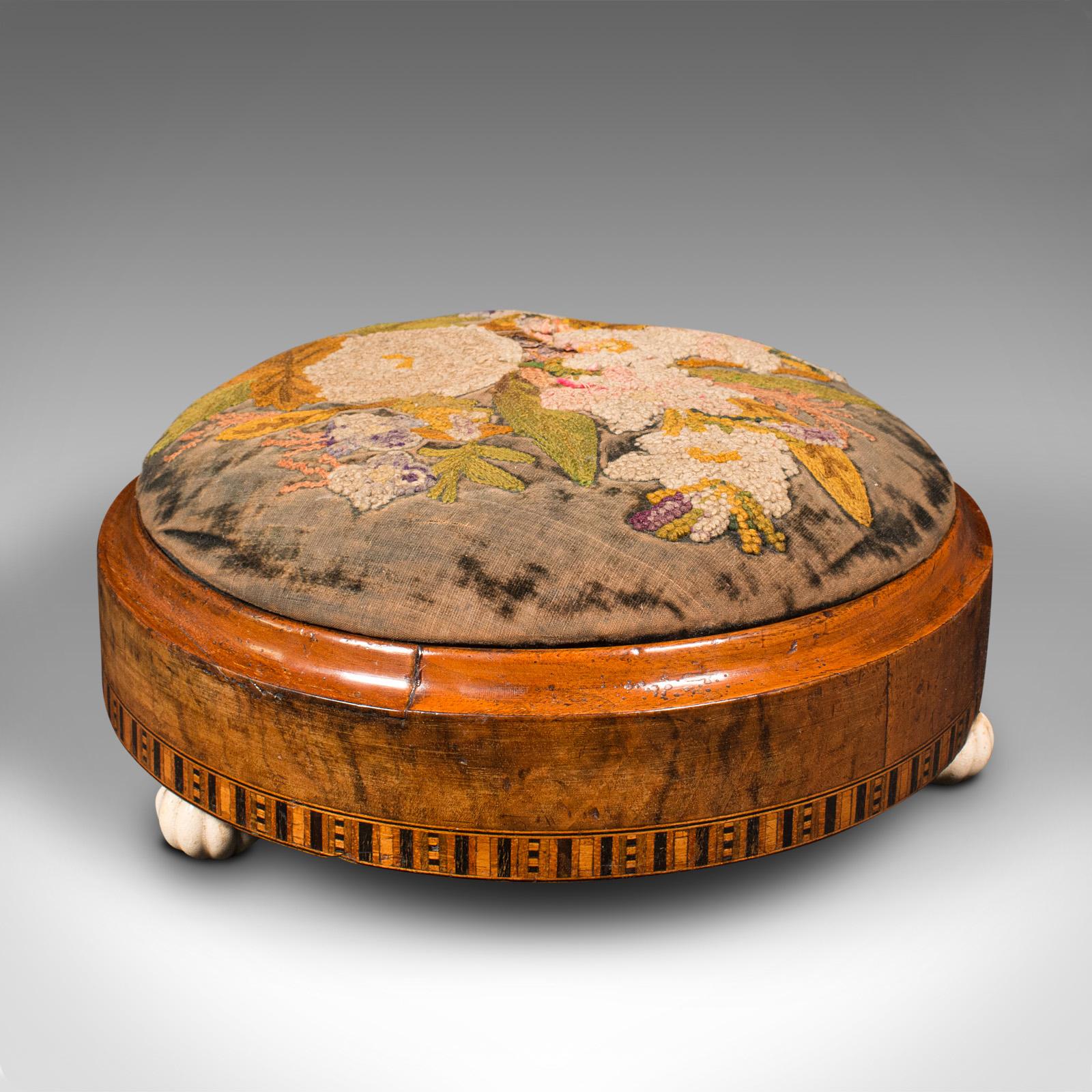 Antiker Sammlerhocker, englisch, Nussbaum, Schachtelholz, bestickt, Deko, William IV (William IV.) im Angebot