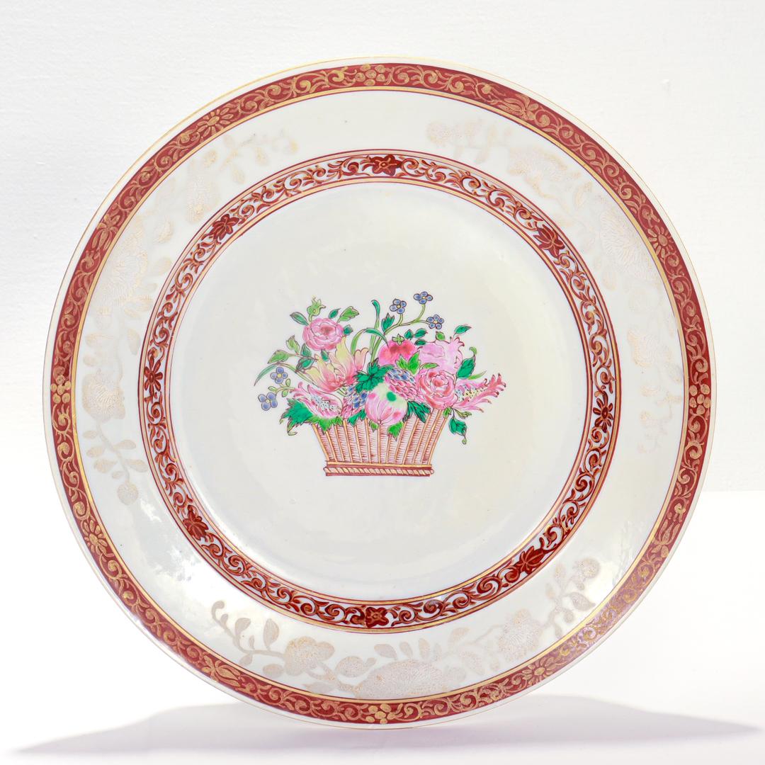Une belle assiette ancienne en porcelaine française.

Attribué à Samson. 

Dans le style de la porcelaine d'exportation chinoise.

Le centre et le bord du bol sont ornés d'anneaux de vignes et de fleurs dorées et peintes en rouge.

Avec trois séries