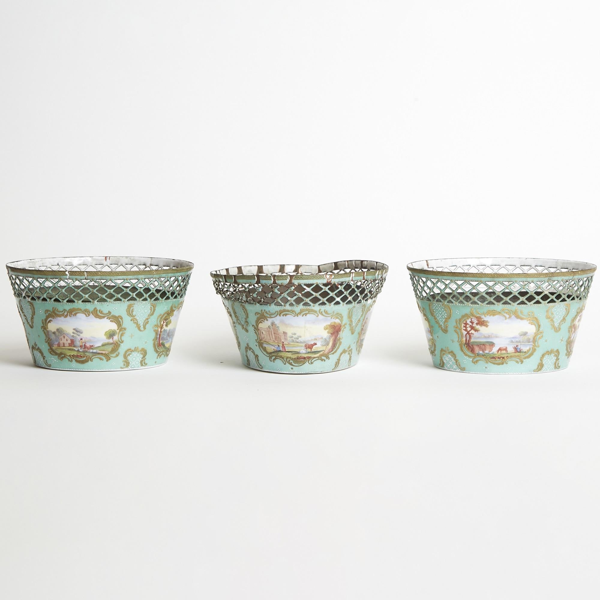 Eleva il tuo arredamento con questa splendida jardiniere antica smaltata Samson, completa di inserto in ottone. Questi eleganti cachepot sono una splendida miscela di artigianato artistico e fascino senza tempo, che li rende un'aggiunta sofisticata