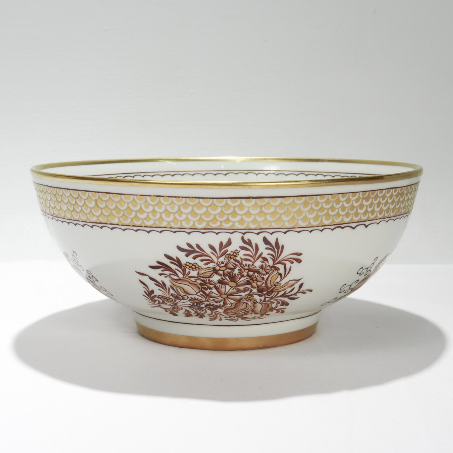 Eine schöne antike Schale aus französischem Porzellan.

Von Edme Samson et Cie.

Im Stil des chinesischen Exports

Durchgehend mit floralen Elementen in Sepiabraun verziert, mit umfangreichen vergoldeten Akzenten sowohl auf der Innen- als auch auf