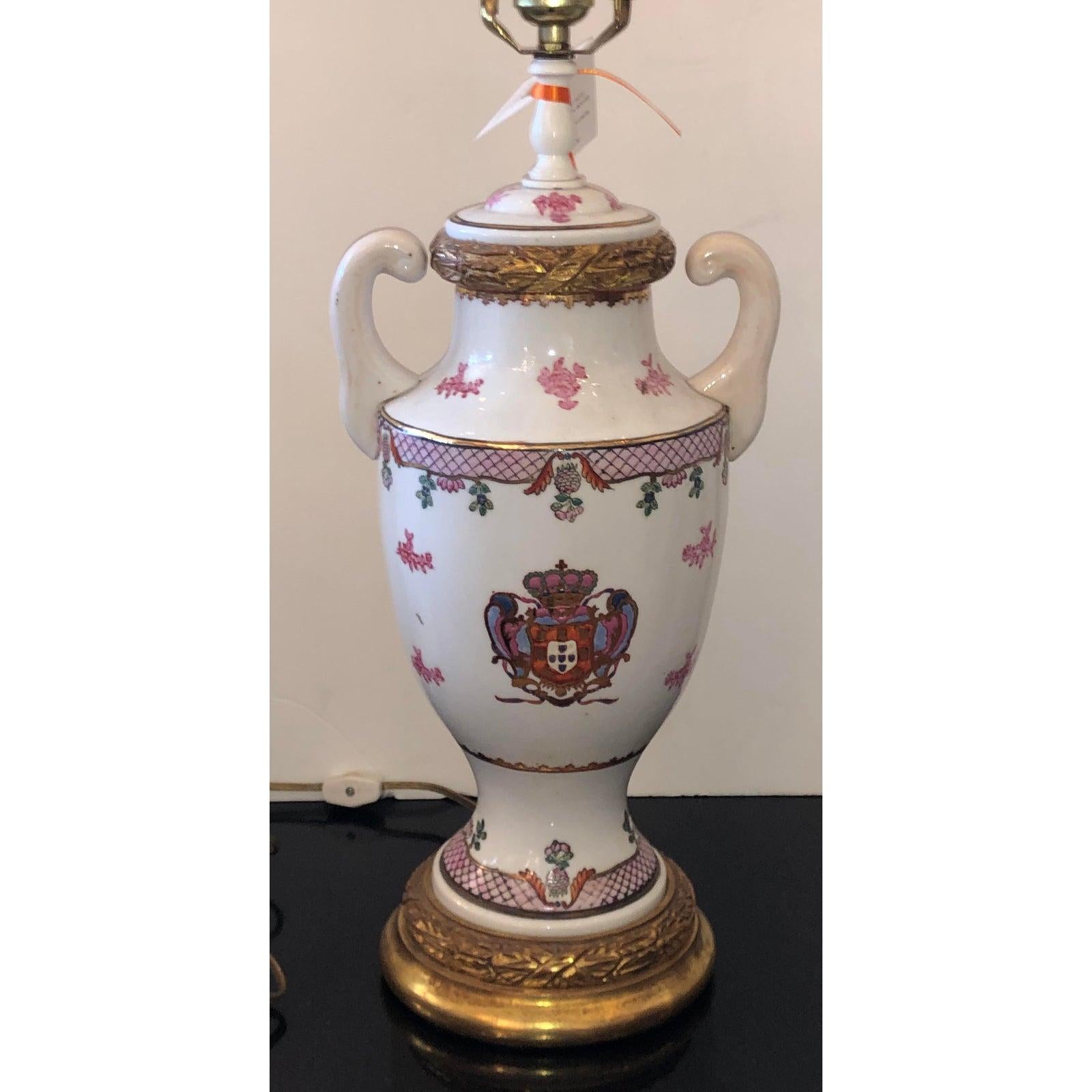Exportation chinoise Vase en porcelaine française Samson ancien - Lampe de table à crête armoriée chinoise en vente