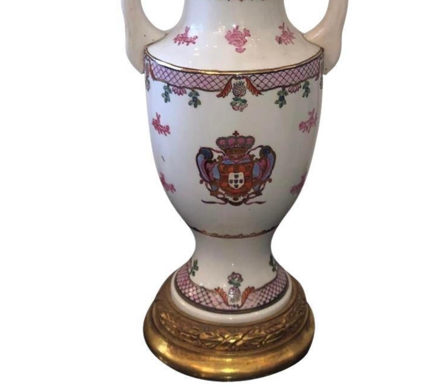 Vase en porcelaine française Samson ancien - Lampe de table à crête armoriée chinoise Bon état - En vente à LOS ANGELES, CA