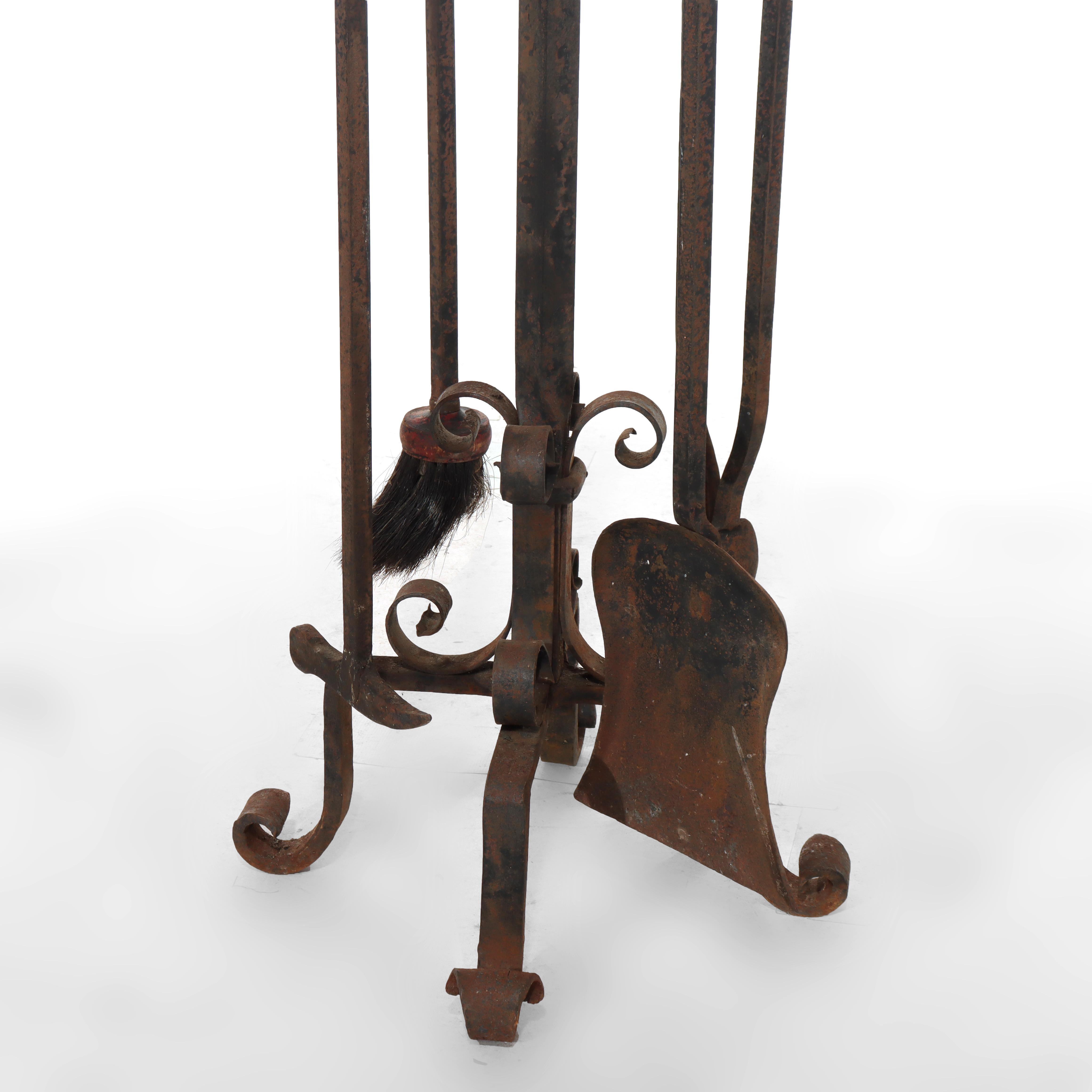 Ferro Antico set di utensili per caminetto in ferro battuto della scuola Samuel Yellin, 1920 ca. in vendita