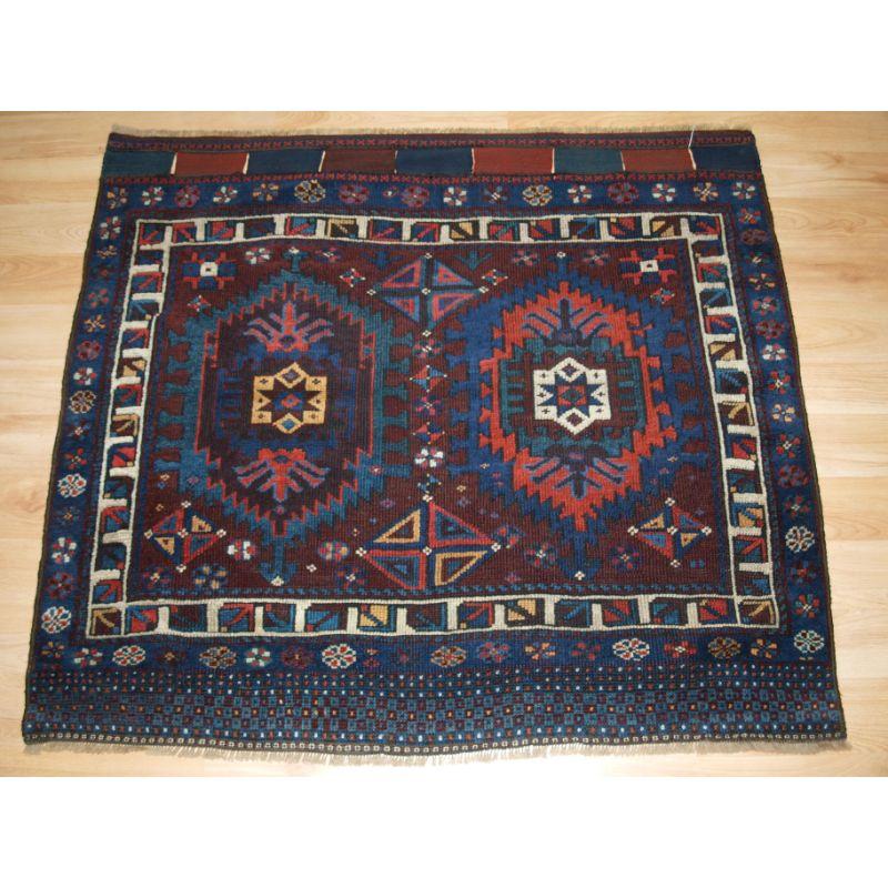 Antique San Jabi Kurd sac face de la conception de médaillon crochet double avec une frontière de pied d'oiseau magnifiquement dessiné.

La face du sac est bien dessinée avec des médaillons crochetés entourés de rosettes florales et d'autres