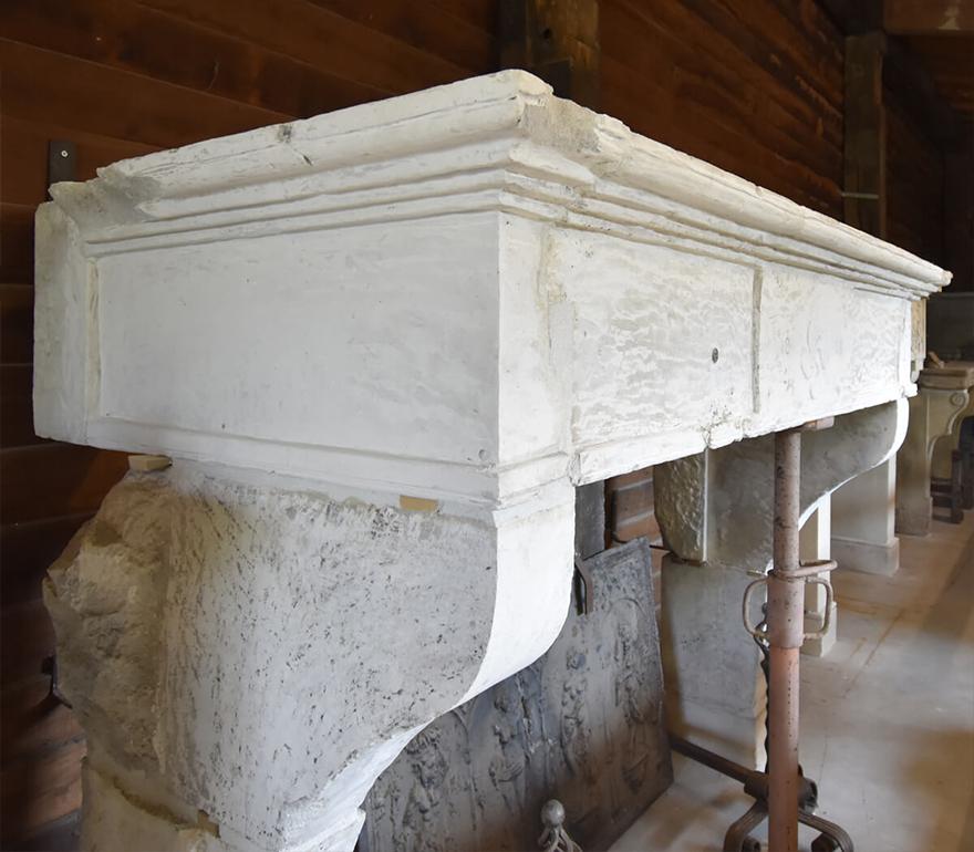 Esclusivo caminetto antico in pietra arenaria del XIX secolo.
Da posizionare intorno al camino. Vedi l'ultima immagine per tutte le dimensioni.