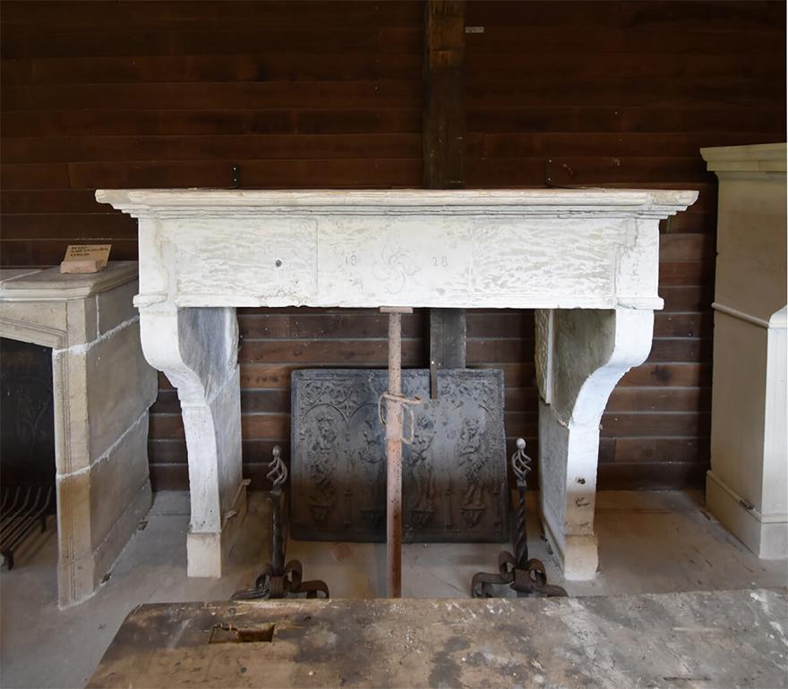 Antique sandstone castle fireplace mantel 19th Century In Fair Condition For Sale In Udenhout, NL