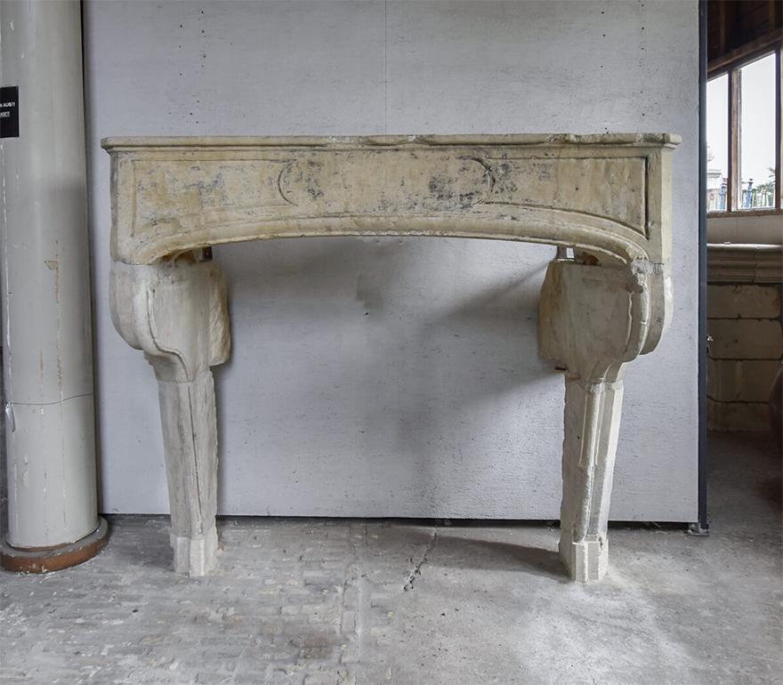 Cheminée ancienne en grès français du XIXe siècle à placer autour de la cheminée.

Voir les dernières photos pour toutes les dimensions de cette belle cheminée ancienne.
