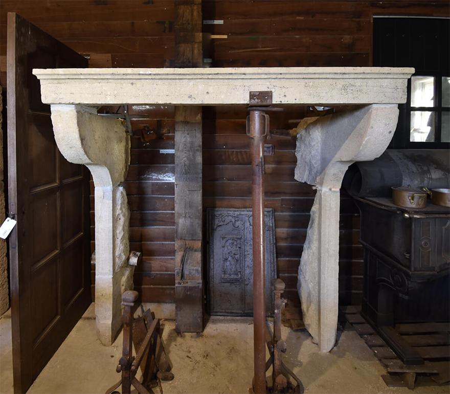 Antigua repisa de chimenea de piedra arenisca procedente de Francia, loca en el siglo XIX.
Chimenea frontal sin retorno, para otros tamaños ver la última foto.