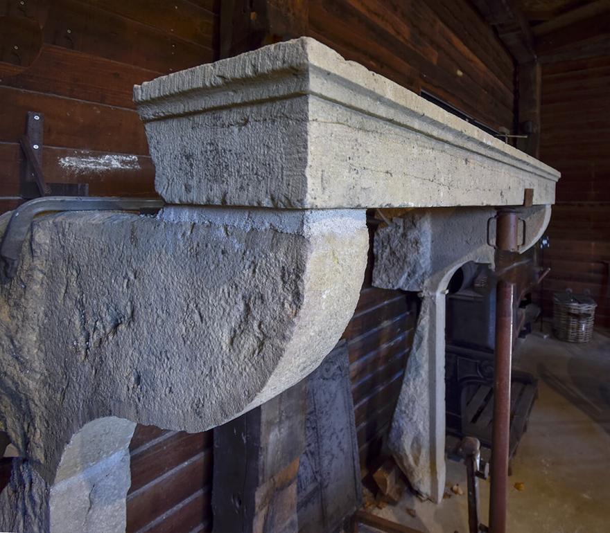 Repisa de chimenea antigua de arenisca Siglo XIX Mediados del siglo XIX en venta