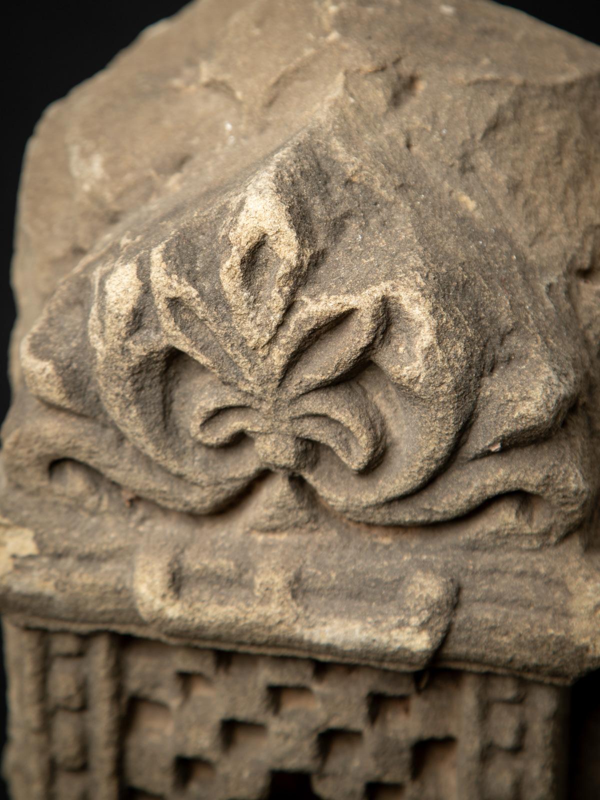 Antique sandstone Indian temple from India from 19 Century - OriginalBuddhas In Good Condition For Sale In DEVENTER, NL