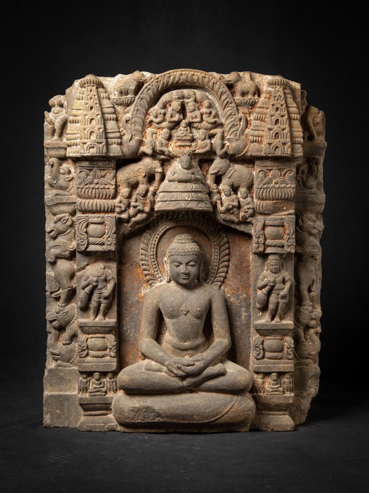 Diese antike Jain-Statue aus Sandstein, die den 24. Tirthankara darstellt, ist ein seltenes und großartiges Beispiel für die indische Kunst und Spiritualität des 16. Die fachmännisch aus Sandstein gefertigte Statue ist 74 cm hoch, 59 cm breit und