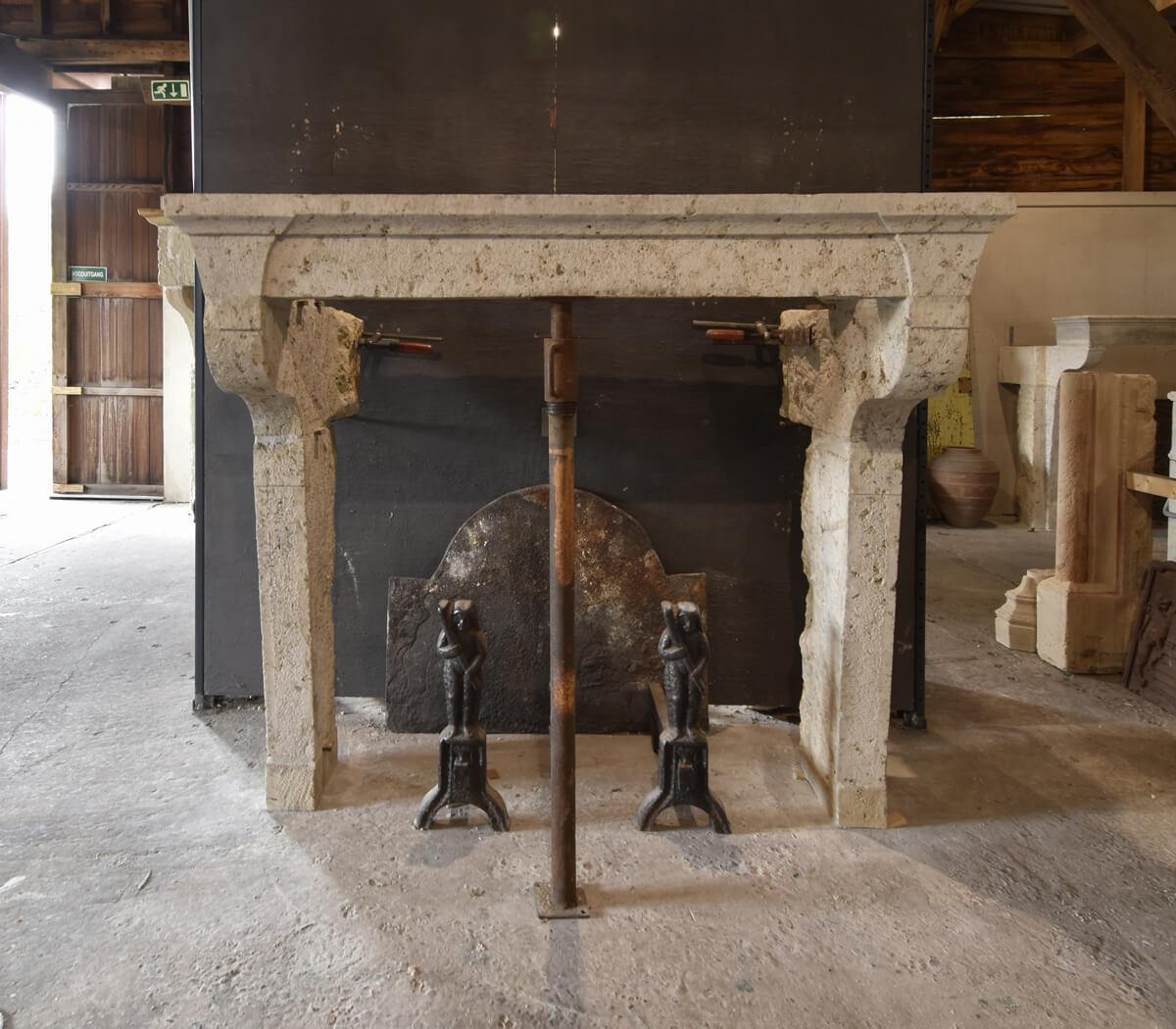 Milieu du XIXe siècle Cheminée ancienne en grès du XIXe siècle Compagnarde en vente